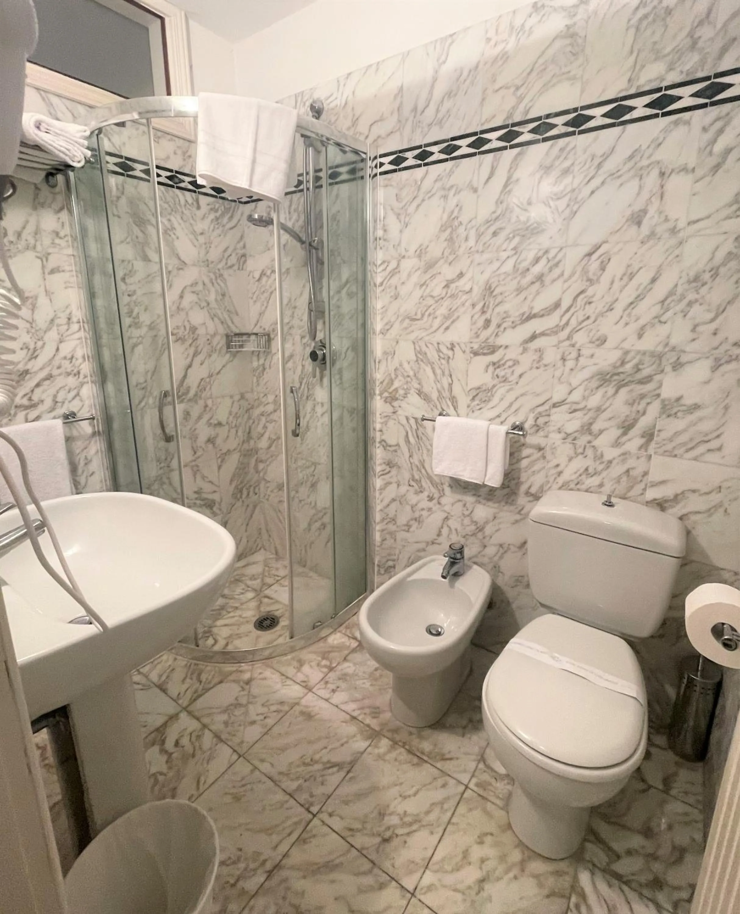 Shower in Hotel Coluccini