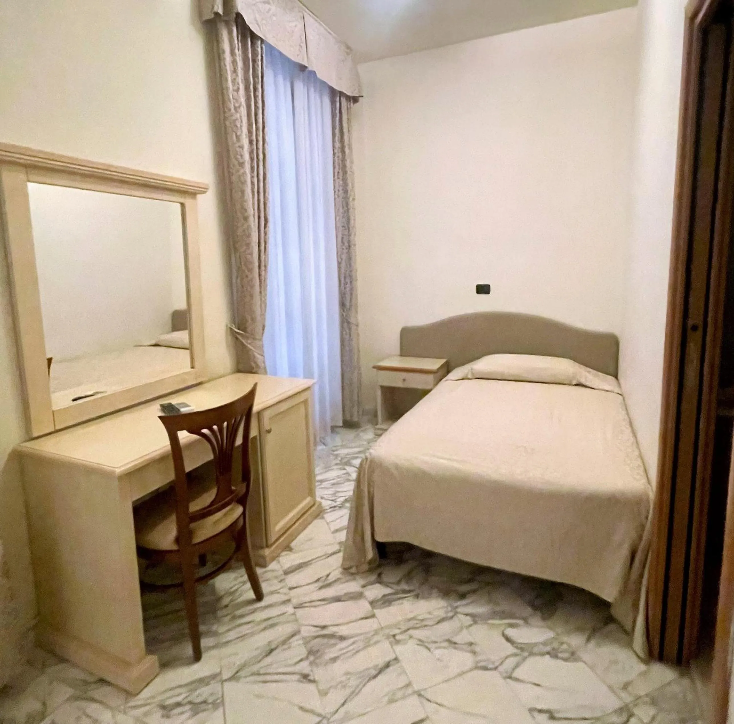 Bedroom, Bed in Hotel Coluccini