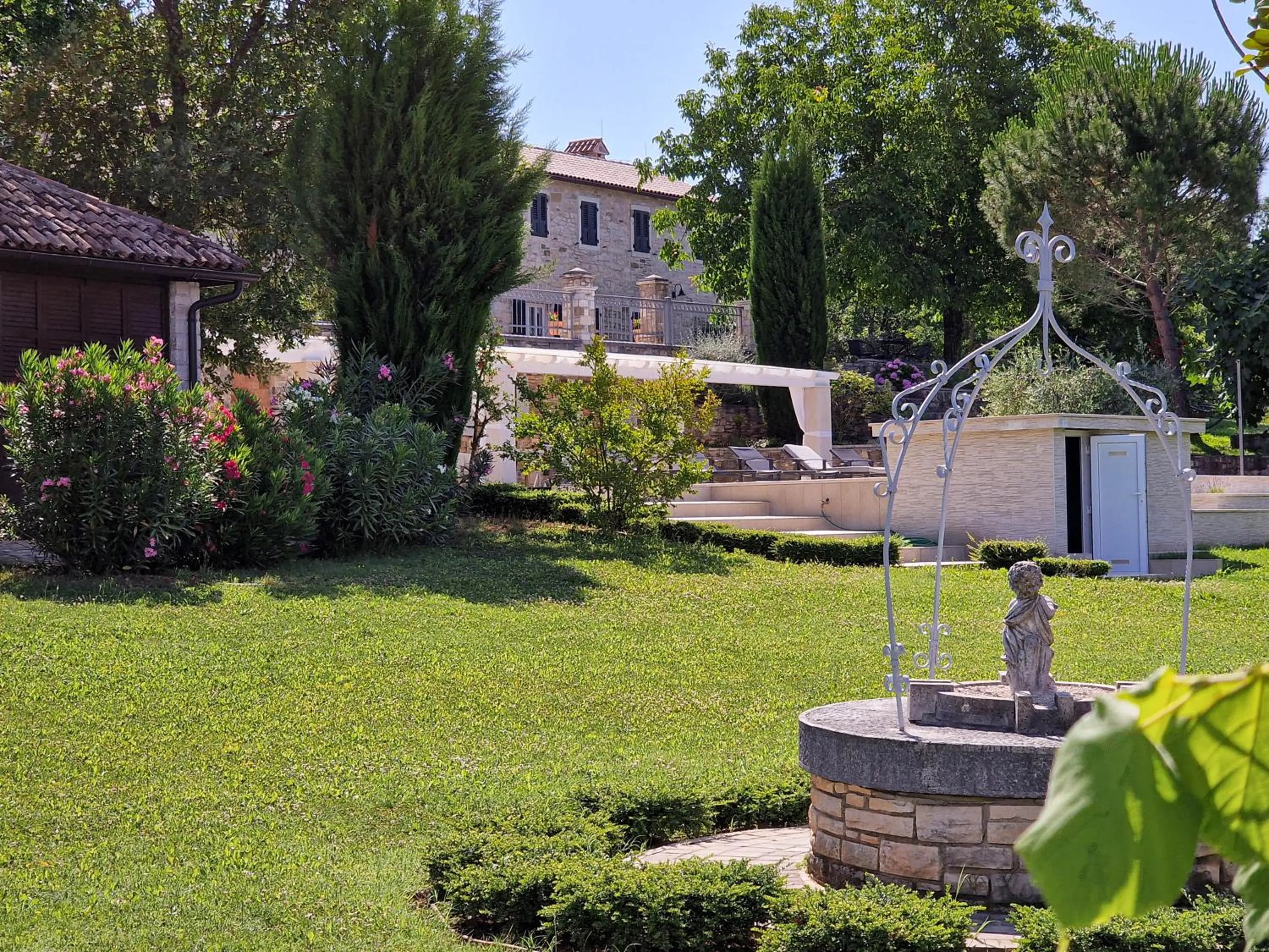 Property building in Rooms Stancija Ruseti