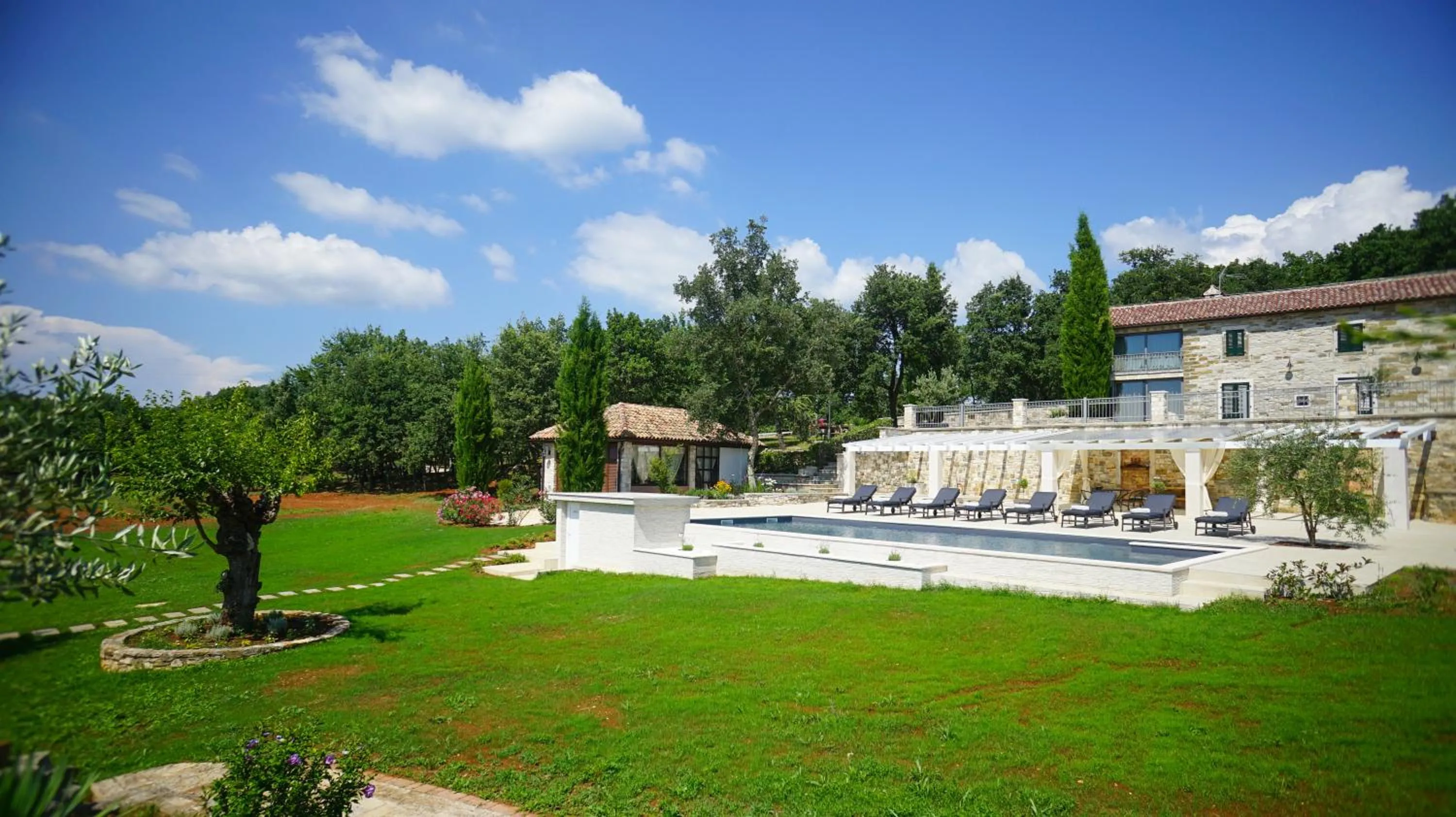 Property building in Rooms Stancija Ruseti
