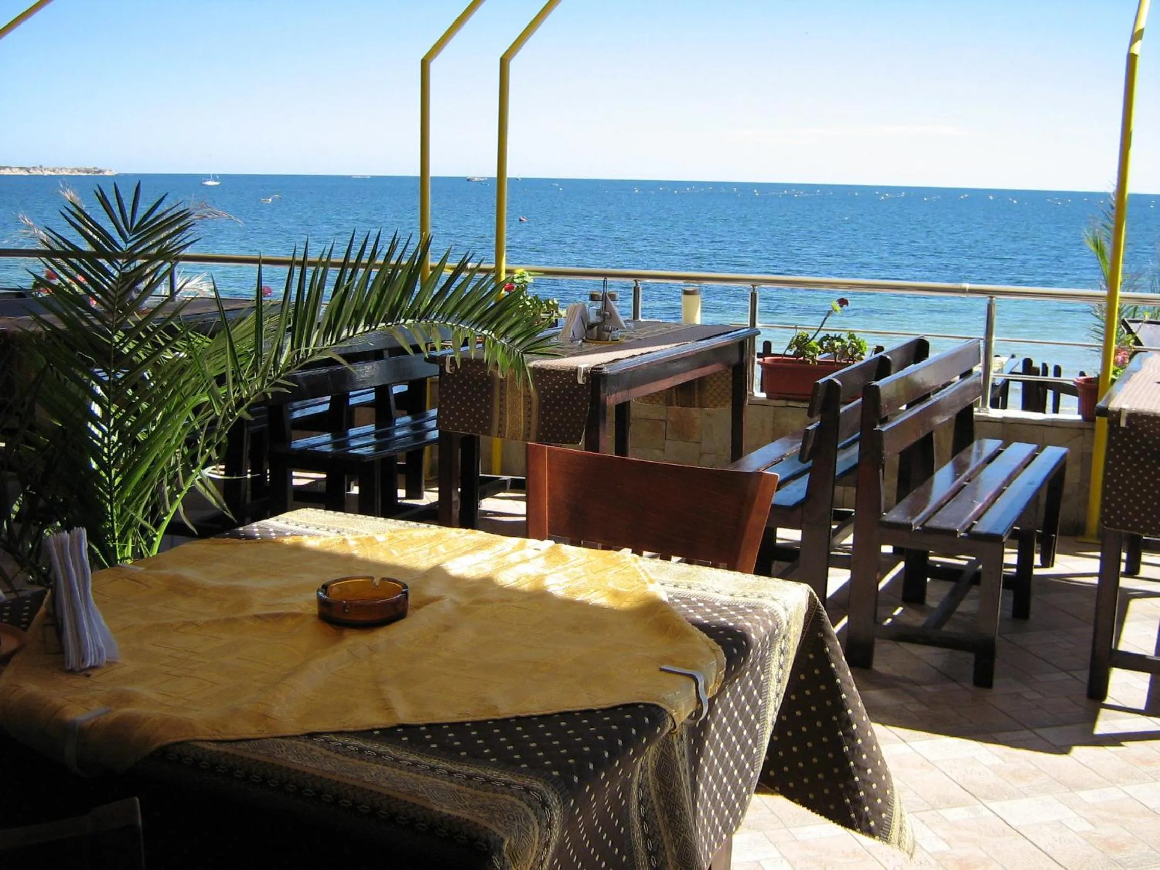 Restaurant/places to eat in Hotel Blian