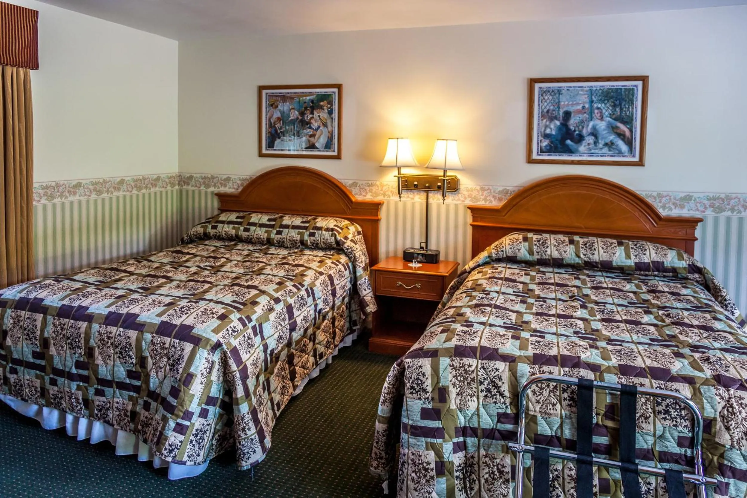 Bed in Maple Terrace Motel