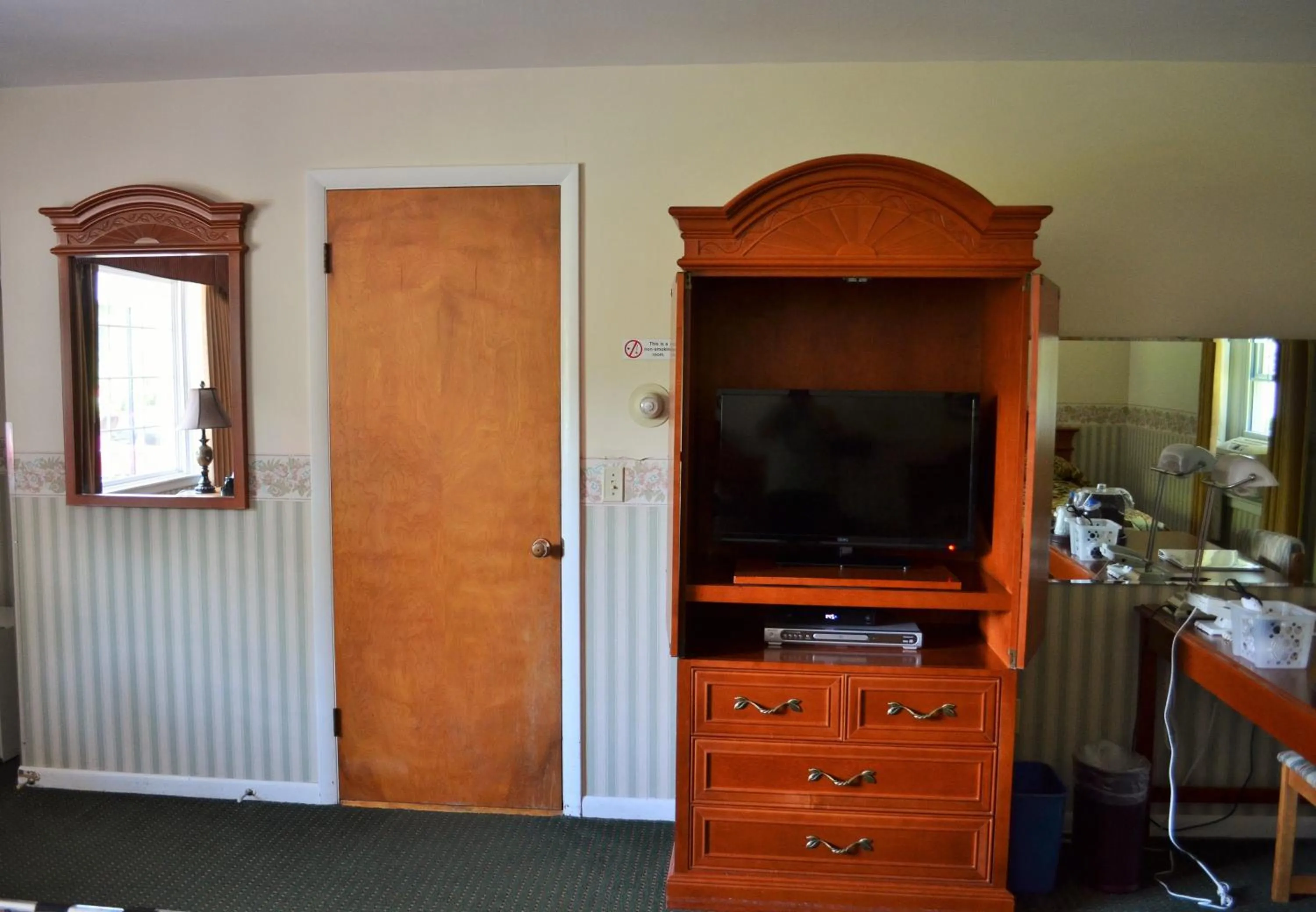 TV and multimedia in Maple Terrace Motel