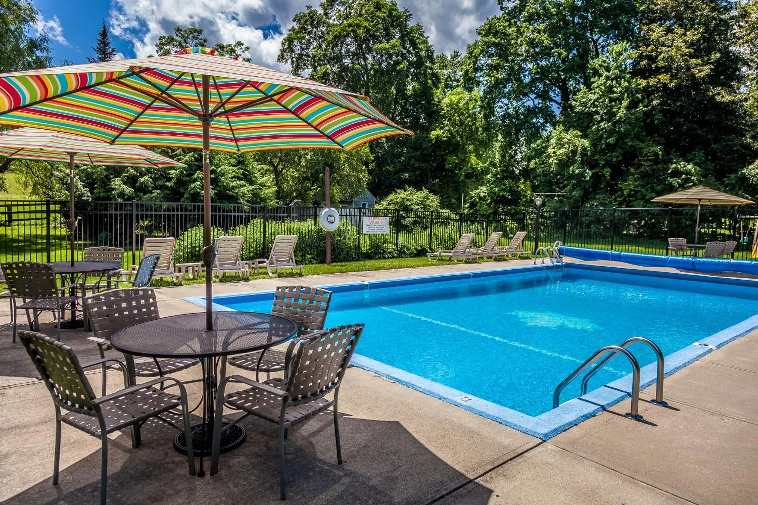 Swimming pool in Maple Terrace Motel