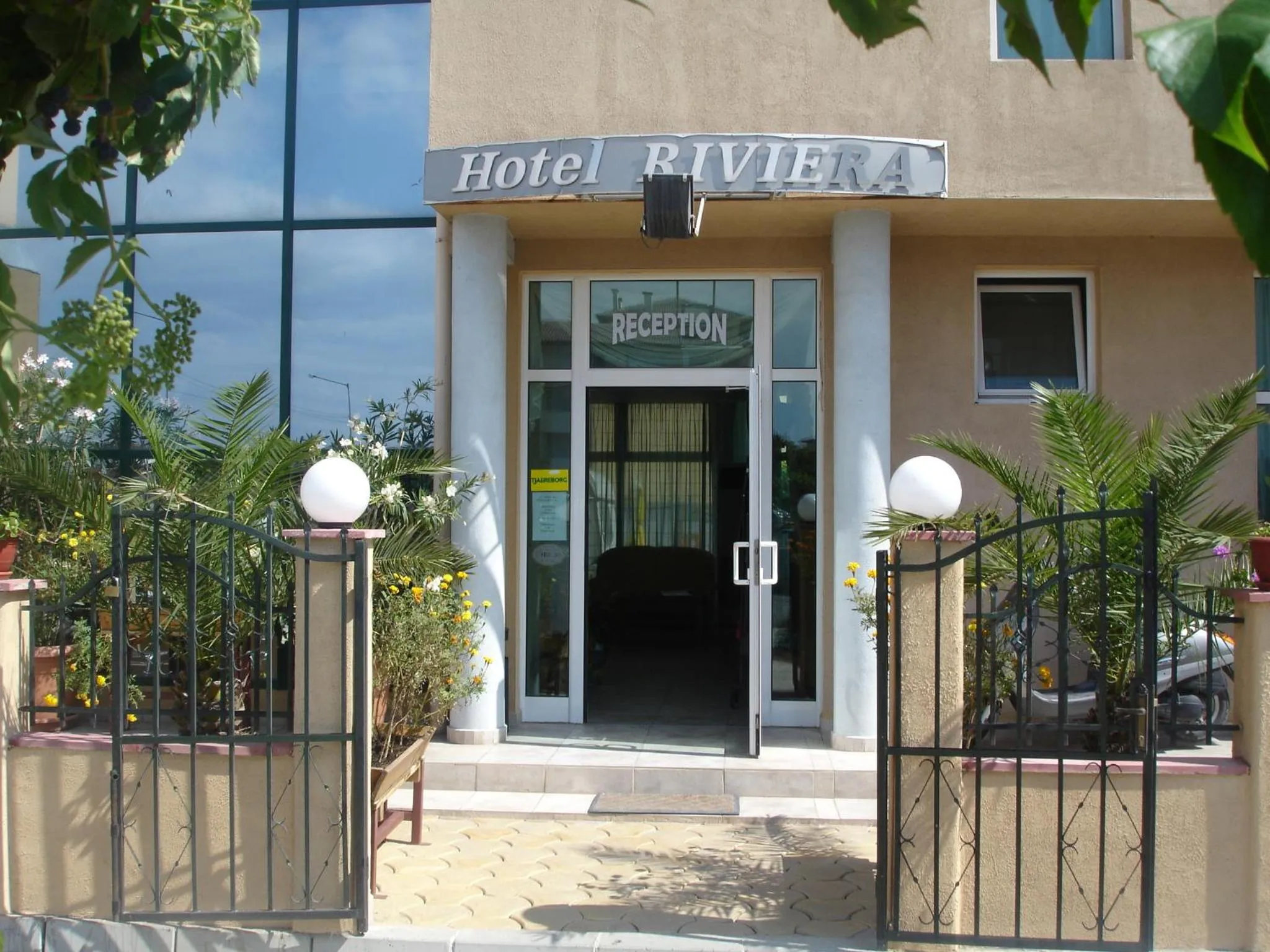 Facade/entrance in Hotel Riviera