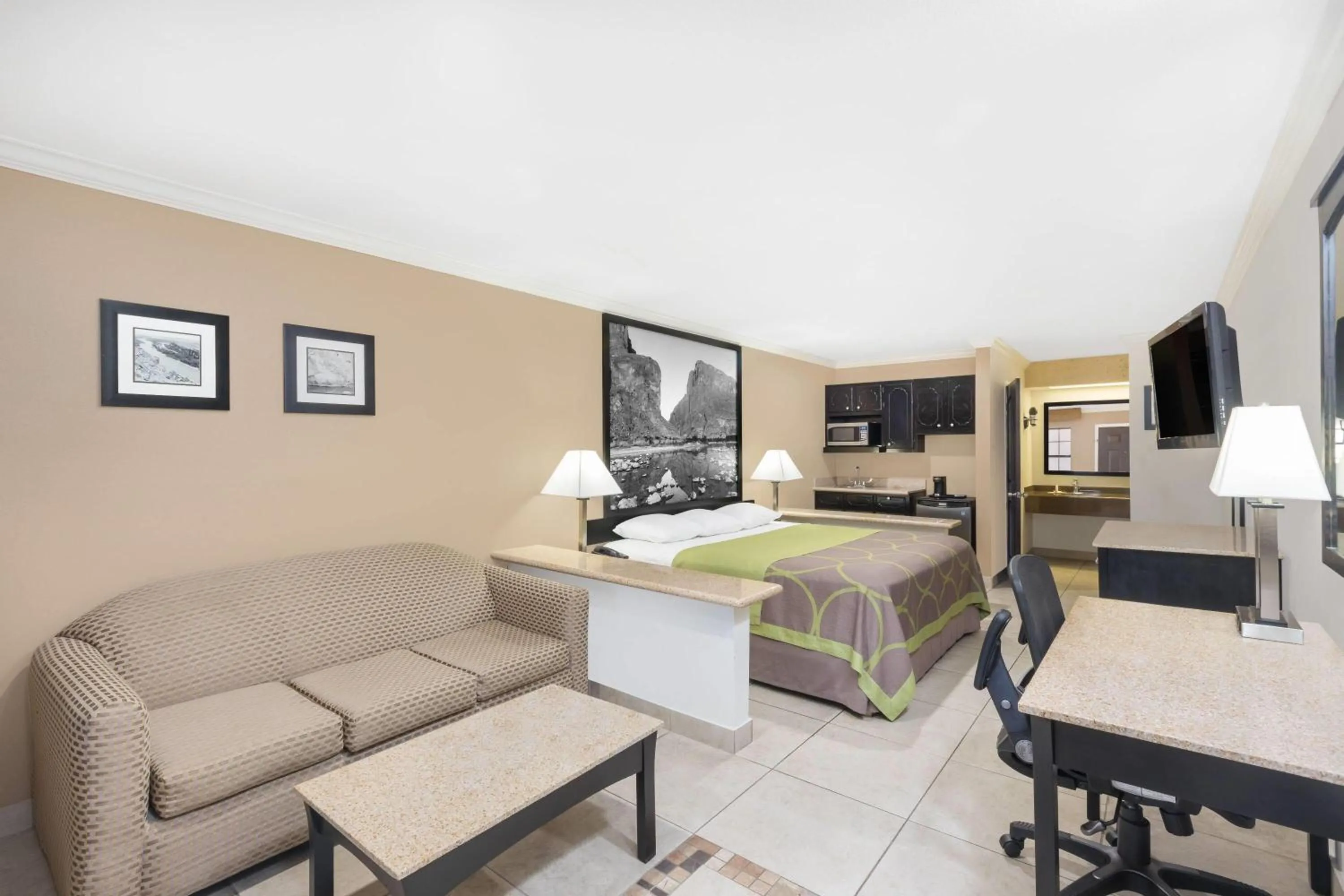 Photo of the whole room, Bed in Super 8 by Wyndham McAllen-Downtown-Airport-LA Plaza Mall