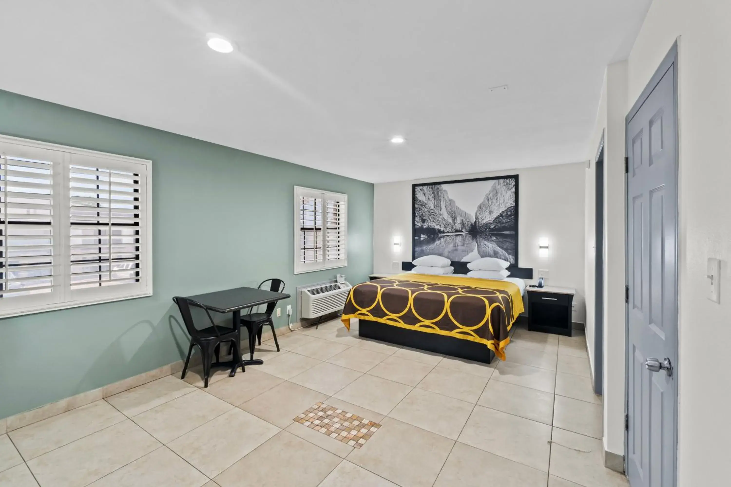 Bedroom, Bed in Super 8 by Wyndham McAllen-Downtown-Airport-LA Plaza Mall Bedroom, Bed in Super 8 by Wyndham McAllen-Downtown-Airport-LA Plaza Mall