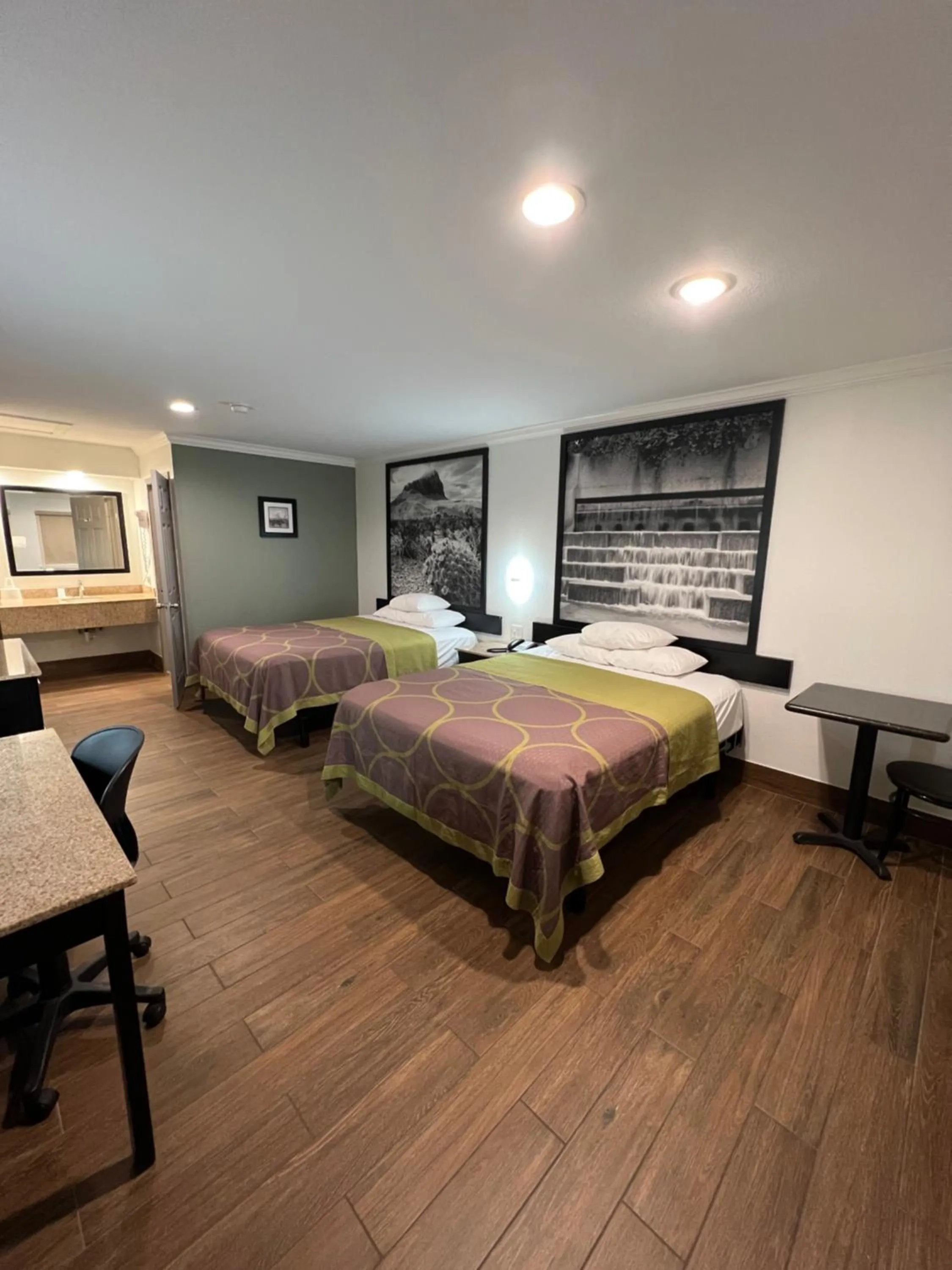 Bedroom, Bed in Super 8 by Wyndham McAllen-Downtown-Airport-LA Plaza Mall