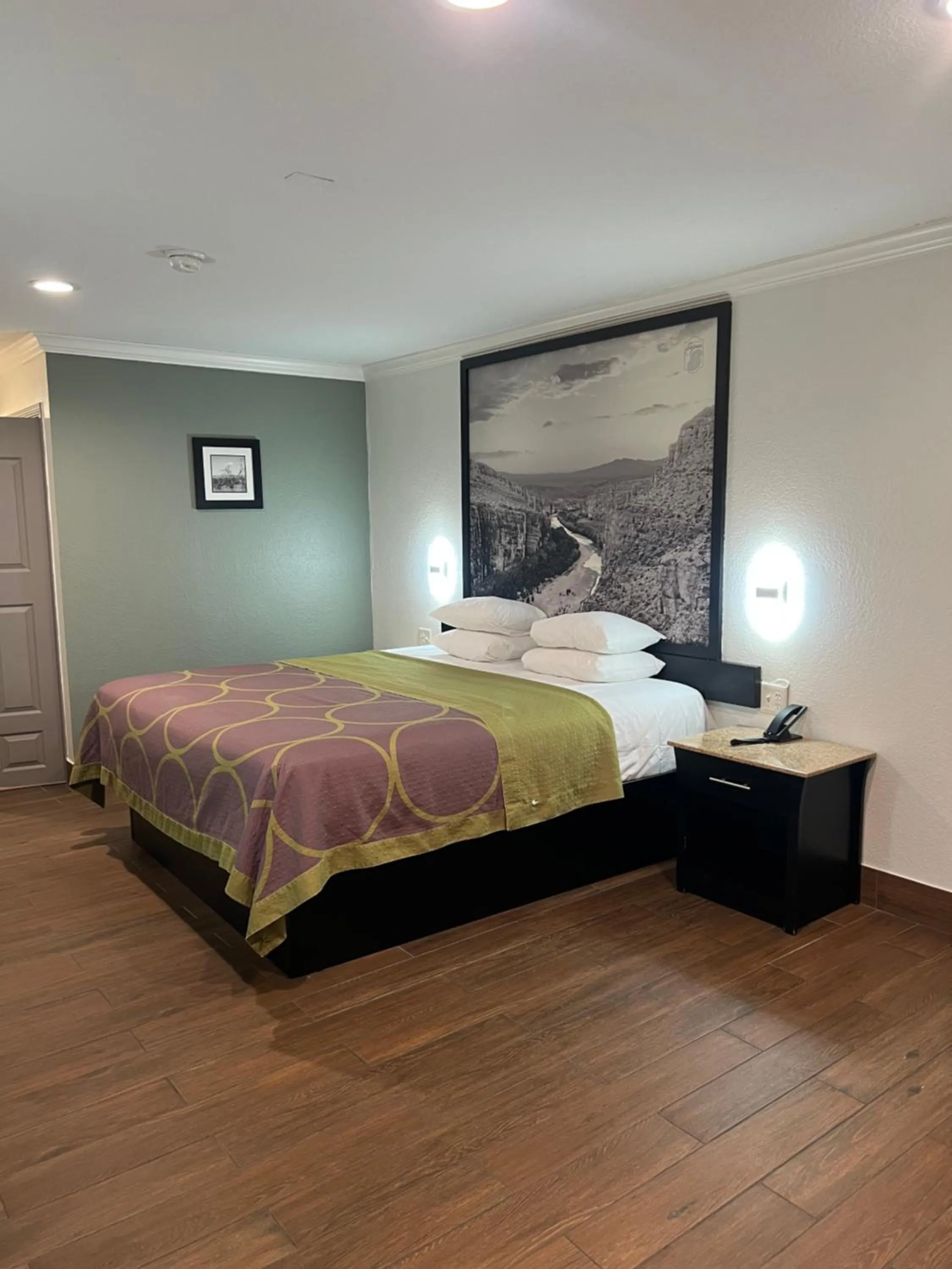 Bedroom, Bed in Super 8 by Wyndham McAllen-Downtown-Airport-LA Plaza Mall