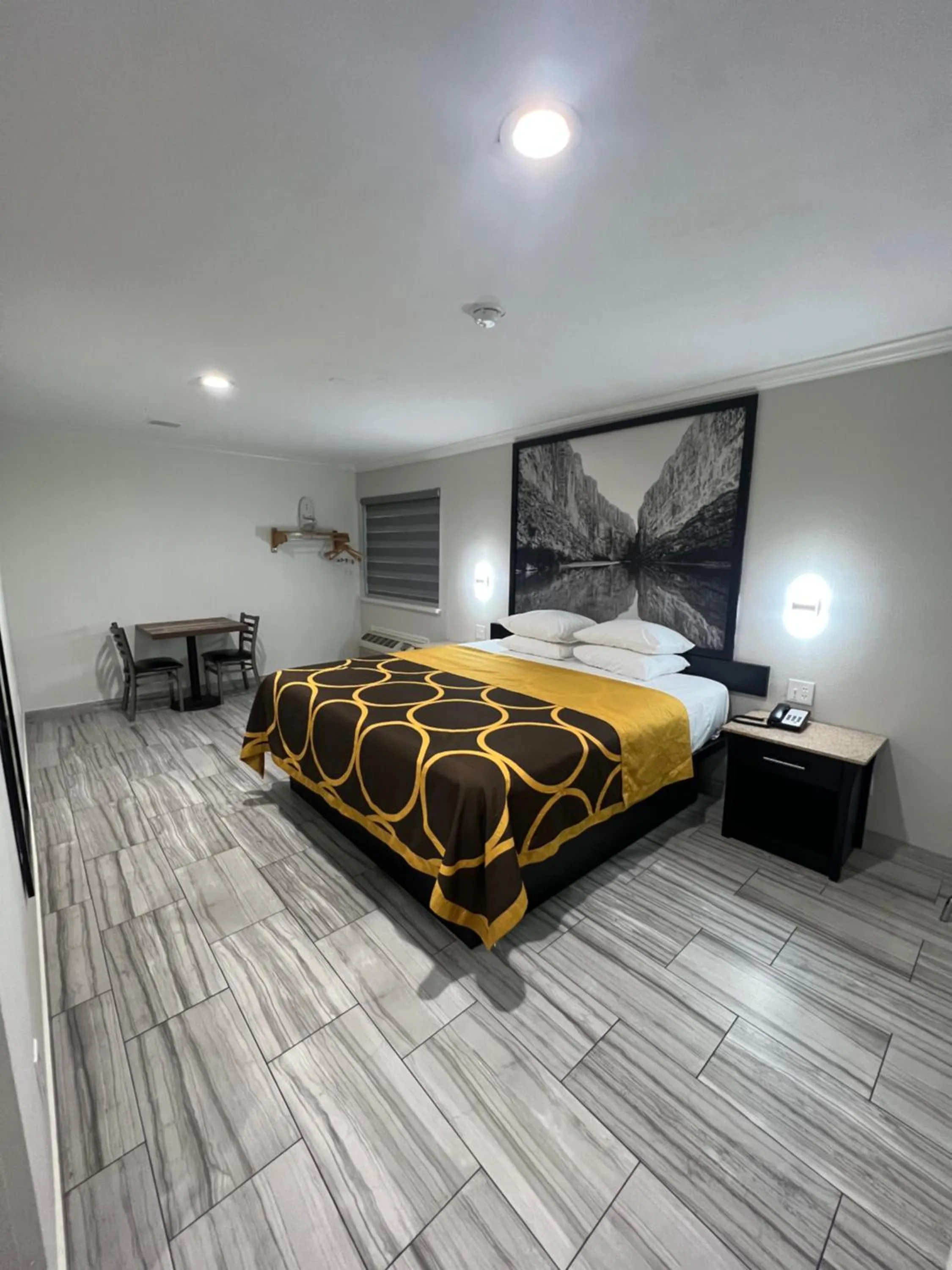 Bedroom, Bed in Super 8 by Wyndham McAllen-Downtown-Airport-LA Plaza Mall
