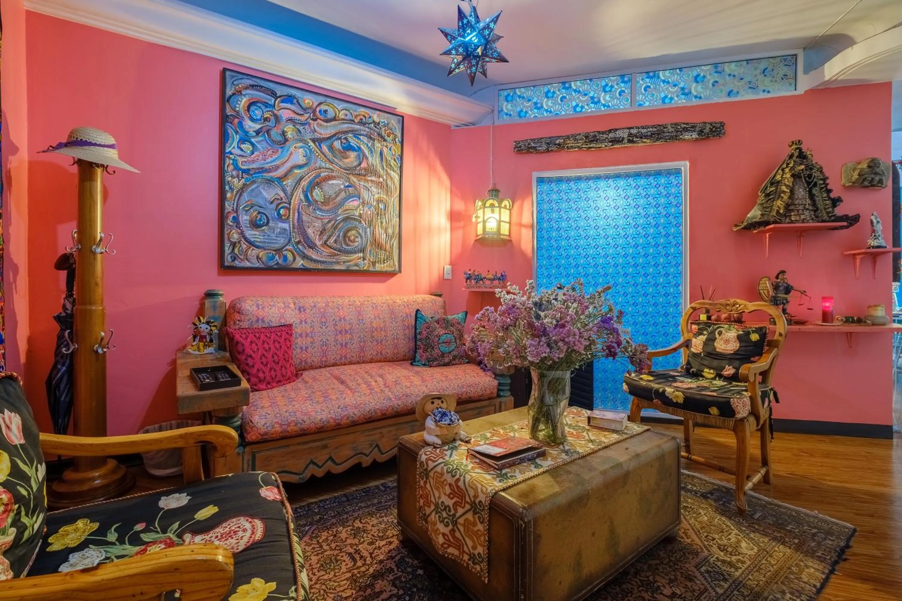Communal lounge/ TV room in Casa Itzae B&B Polanquito Dog Friendly