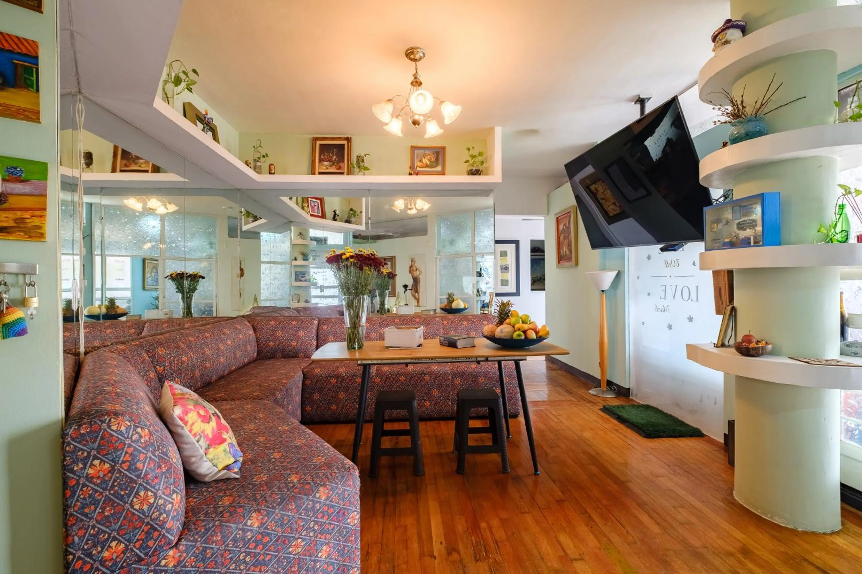 Communal lounge/ TV room in Casa Itzae B&B Polanquito Dog Friendly