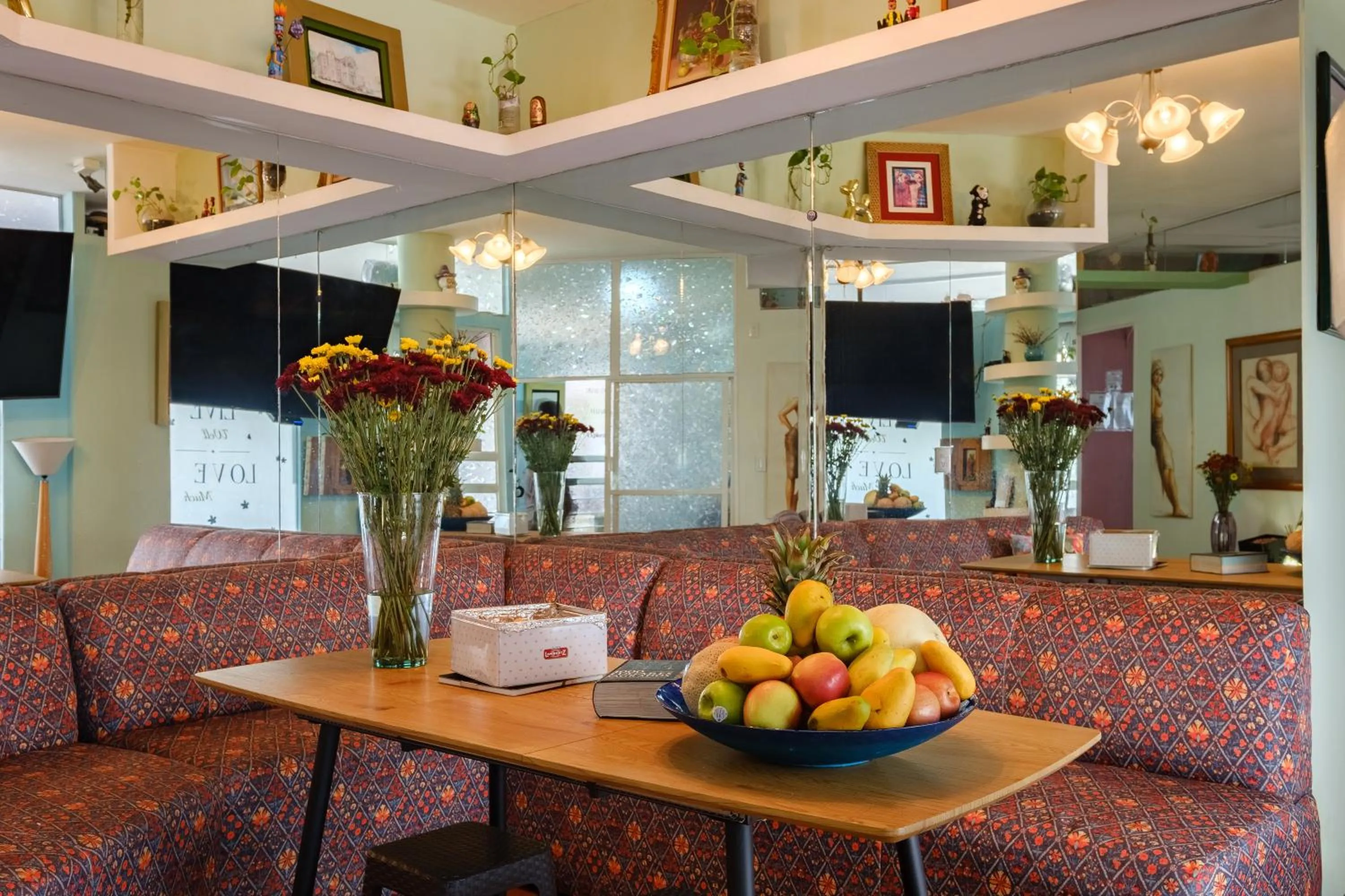 Communal lounge/ TV room in Casa Itzae B&B Polanquito Dog Friendly