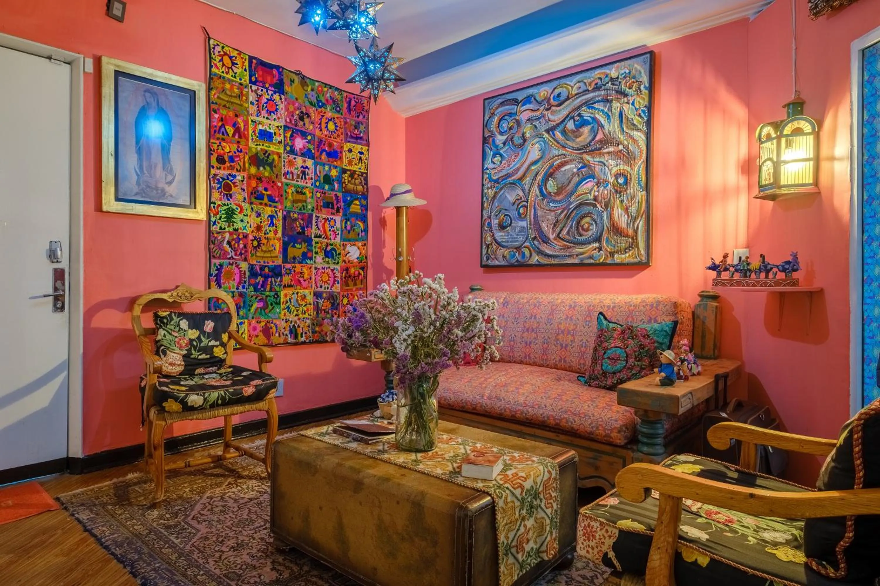 Communal lounge/ TV room in Casa Itzae B&B Polanquito Dog Friendly