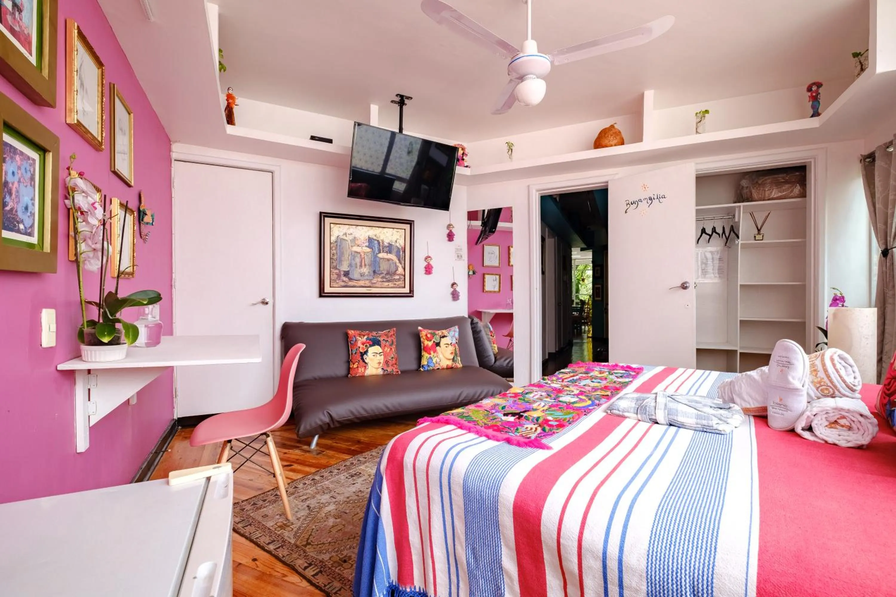 Communal lounge/ TV room, Bed in Casa Itzae B&B Polanquito Dog Friendly