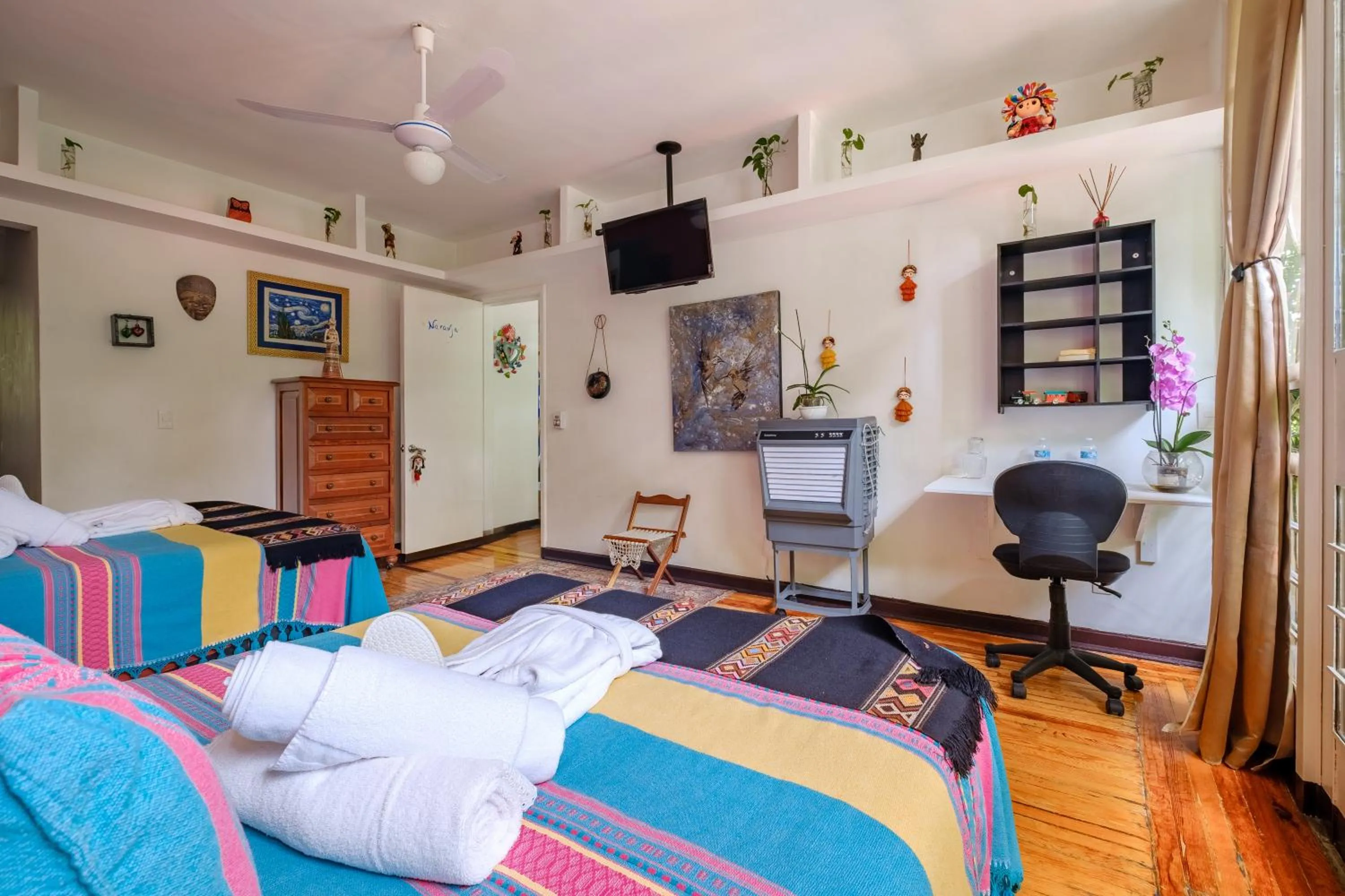 Communal lounge/ TV room, Bed in Casa Itzae B&B Polanquito Dog Friendly
