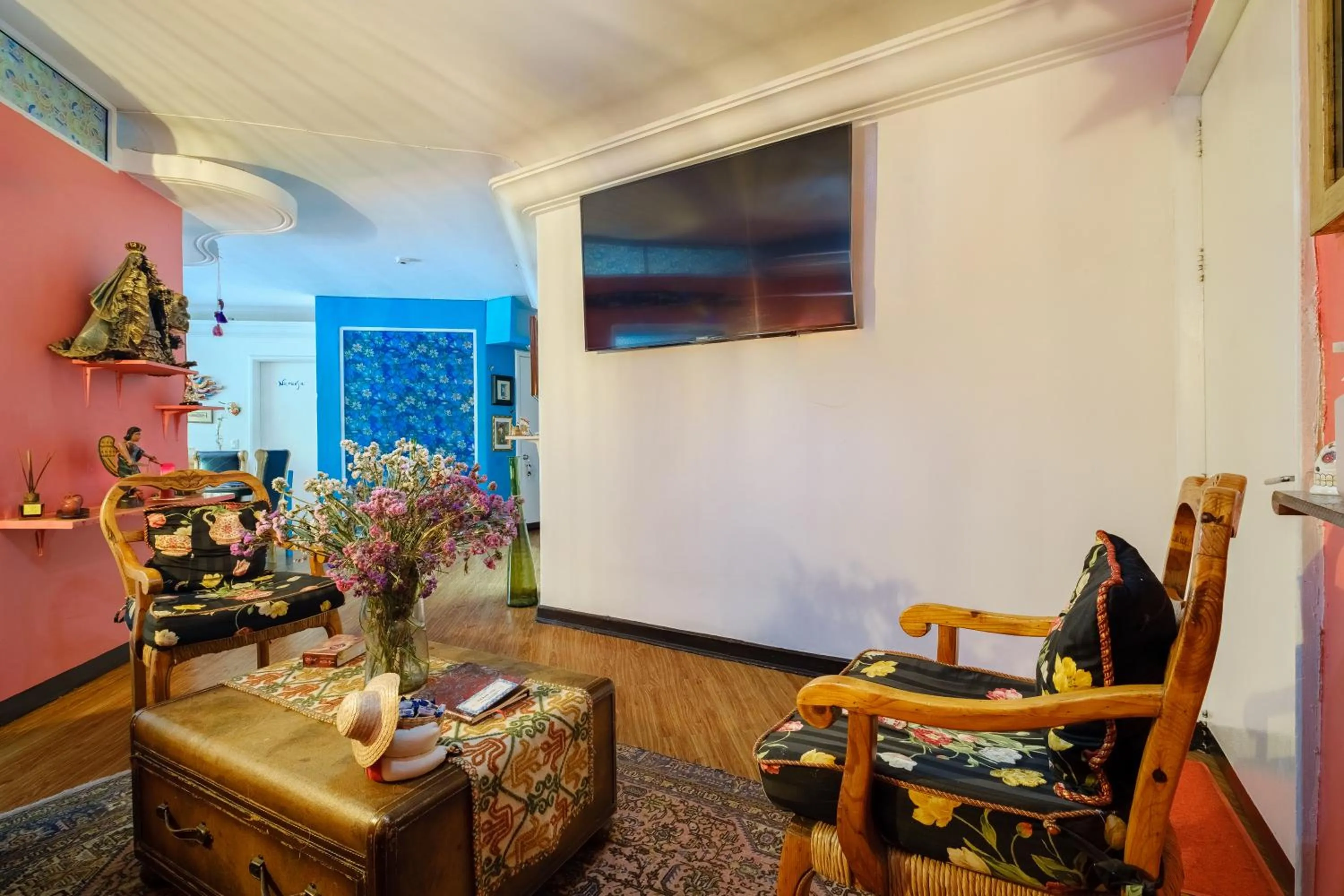 Communal lounge/ TV room in Casa Itzae B&B Polanquito Dog Friendly