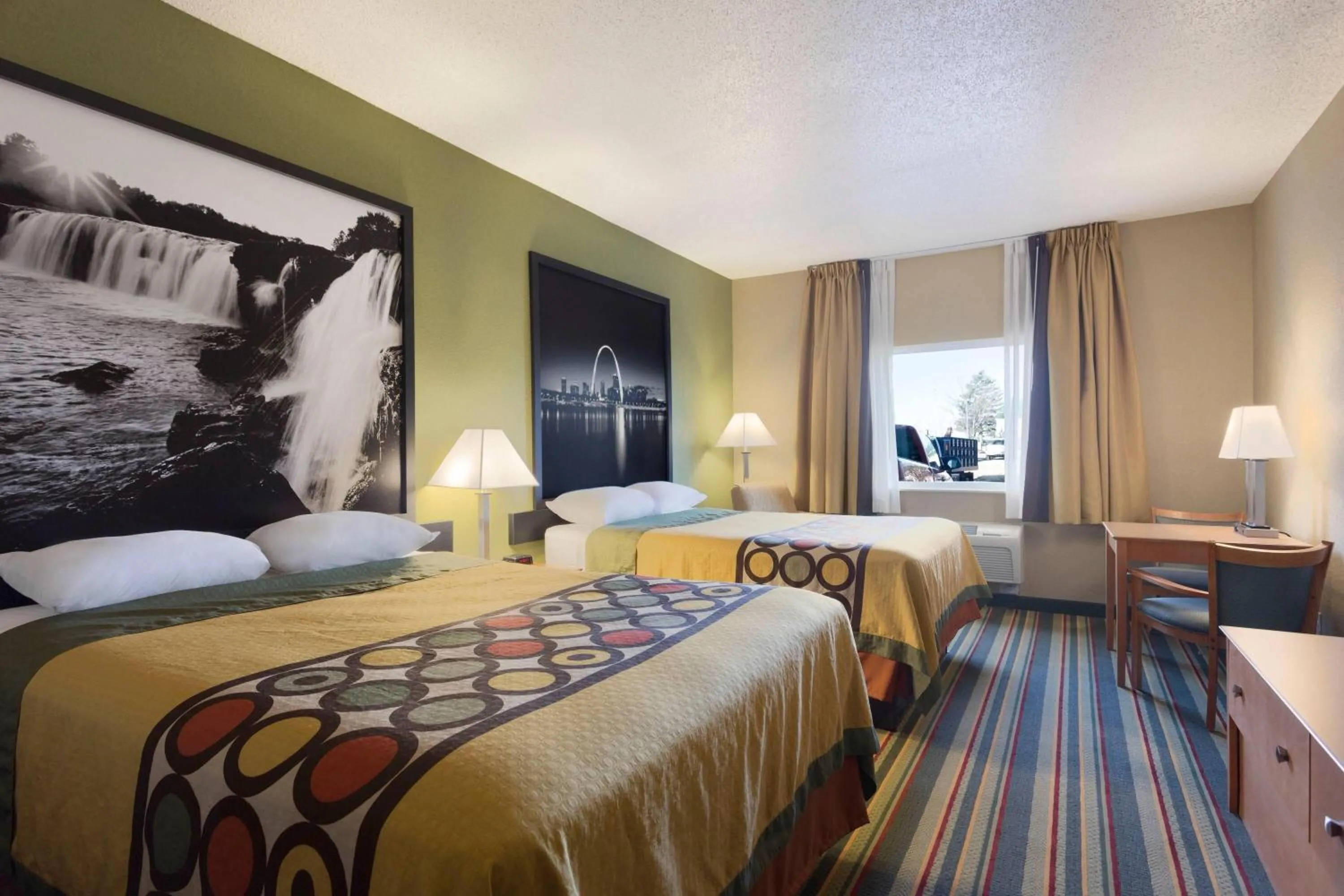 Photo of the whole room, Bed in Super 8 by Wyndham Lees Summit