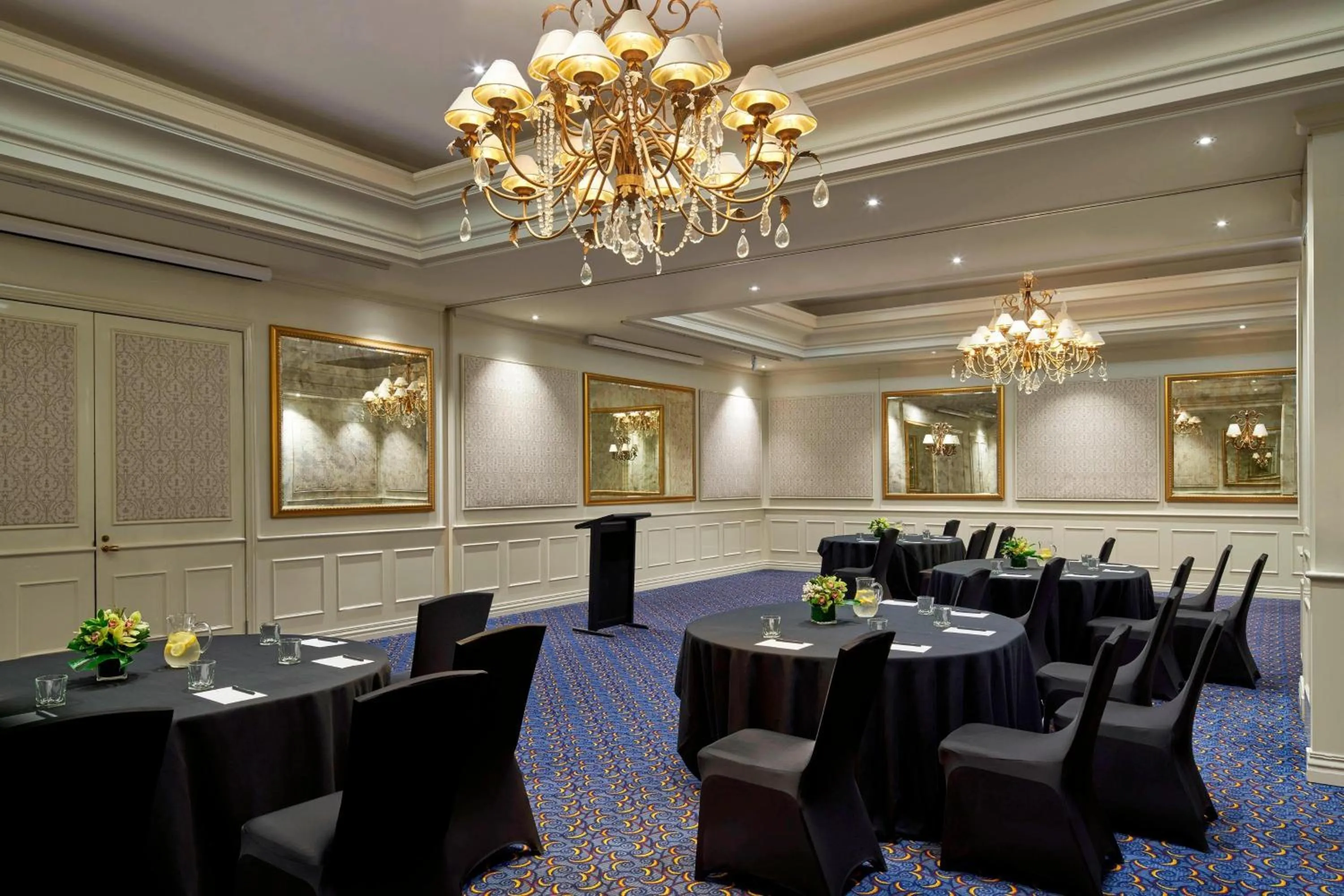 Lounge or bar in Melbourne Marriott Hotel