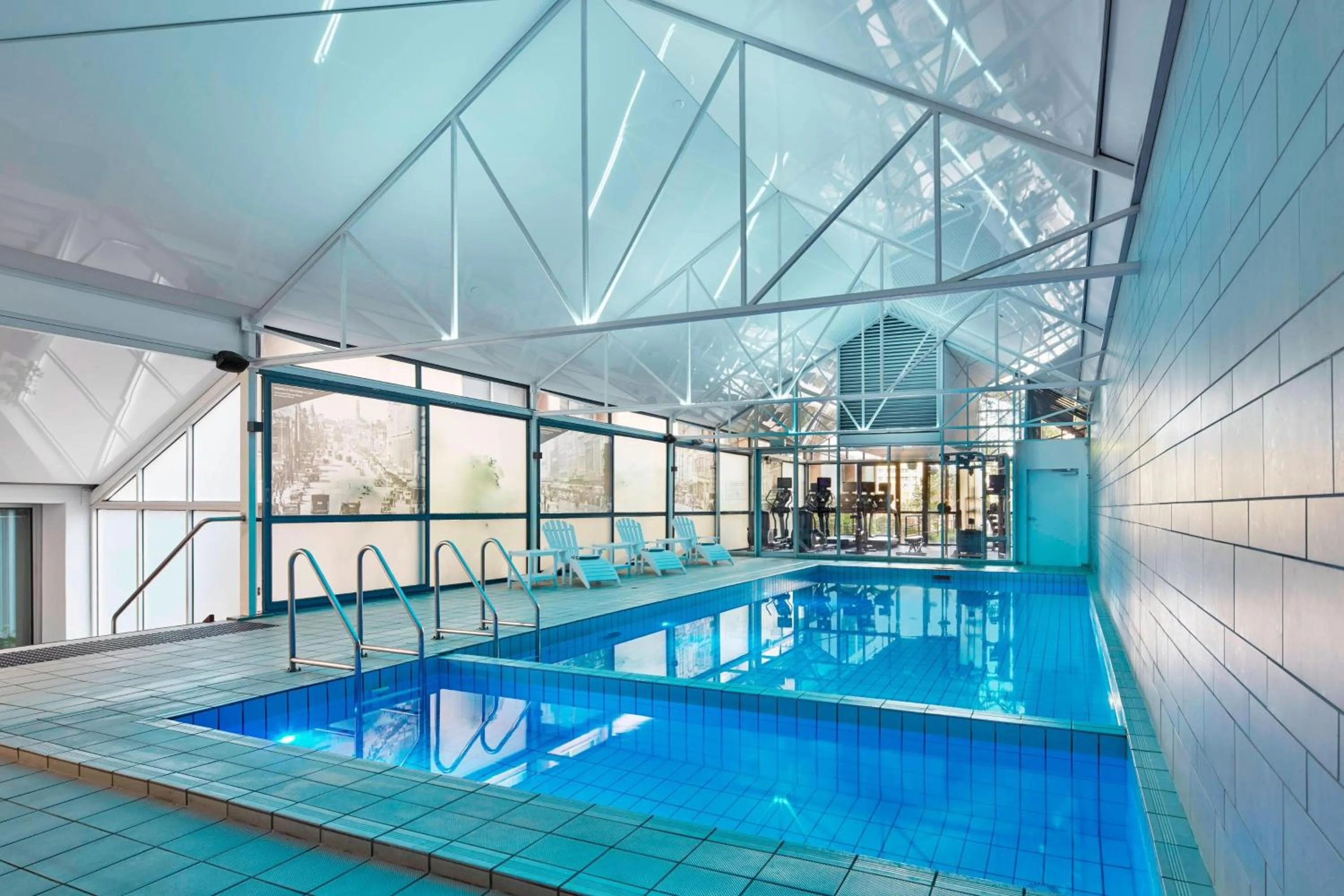 Swimming pool in Melbourne Marriott Hotel
