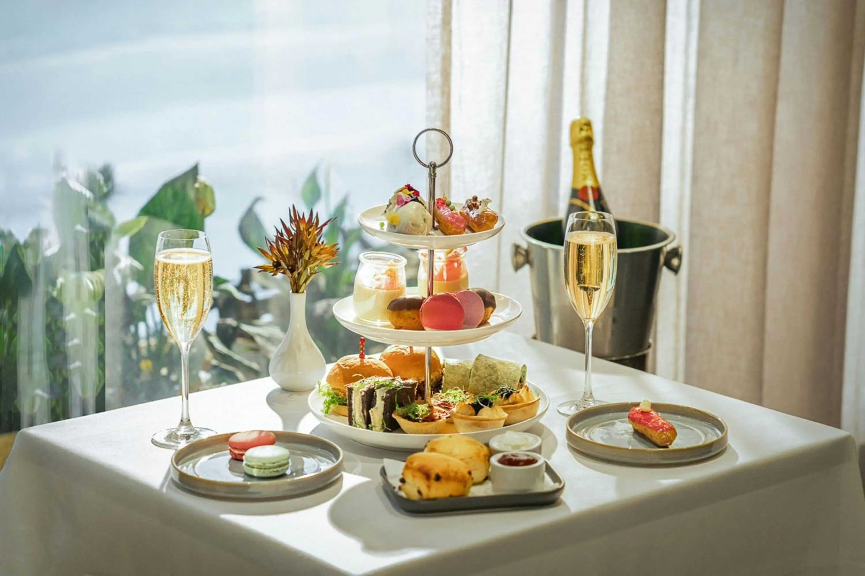 Lounge or bar in Melbourne Marriott Hotel