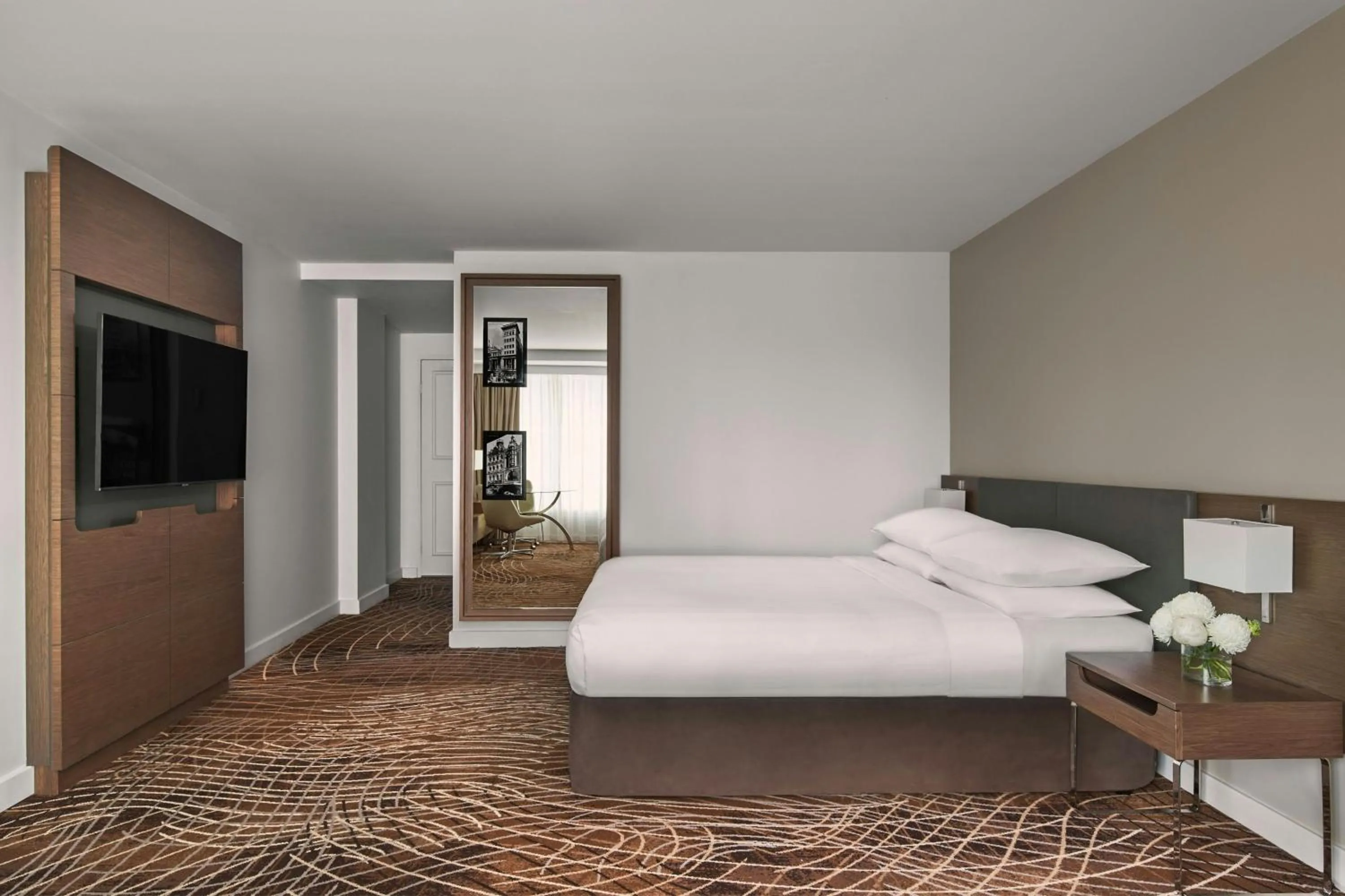 Photo of the whole room, Bed in Melbourne Marriott Hotel