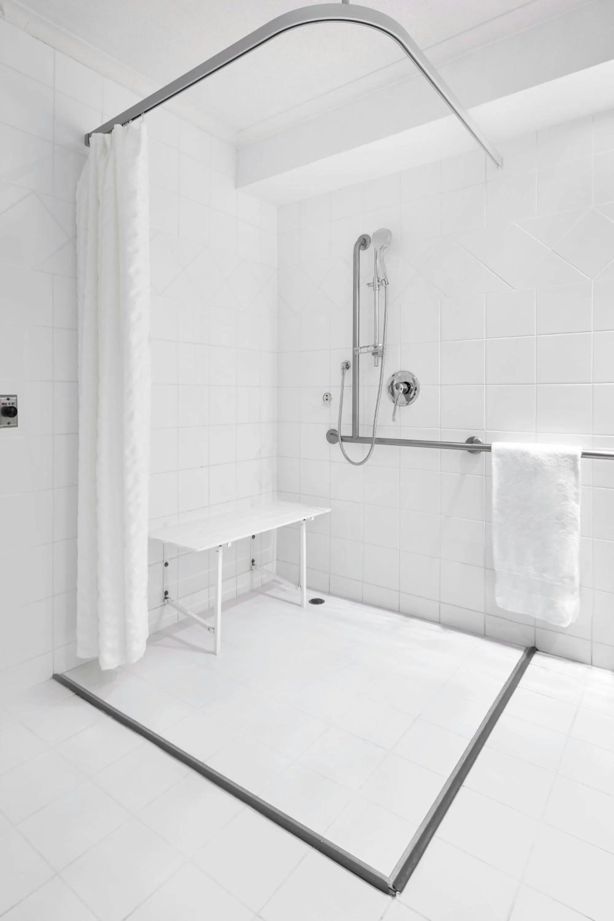 Bathroom, Bed in Melbourne Marriott Hotel