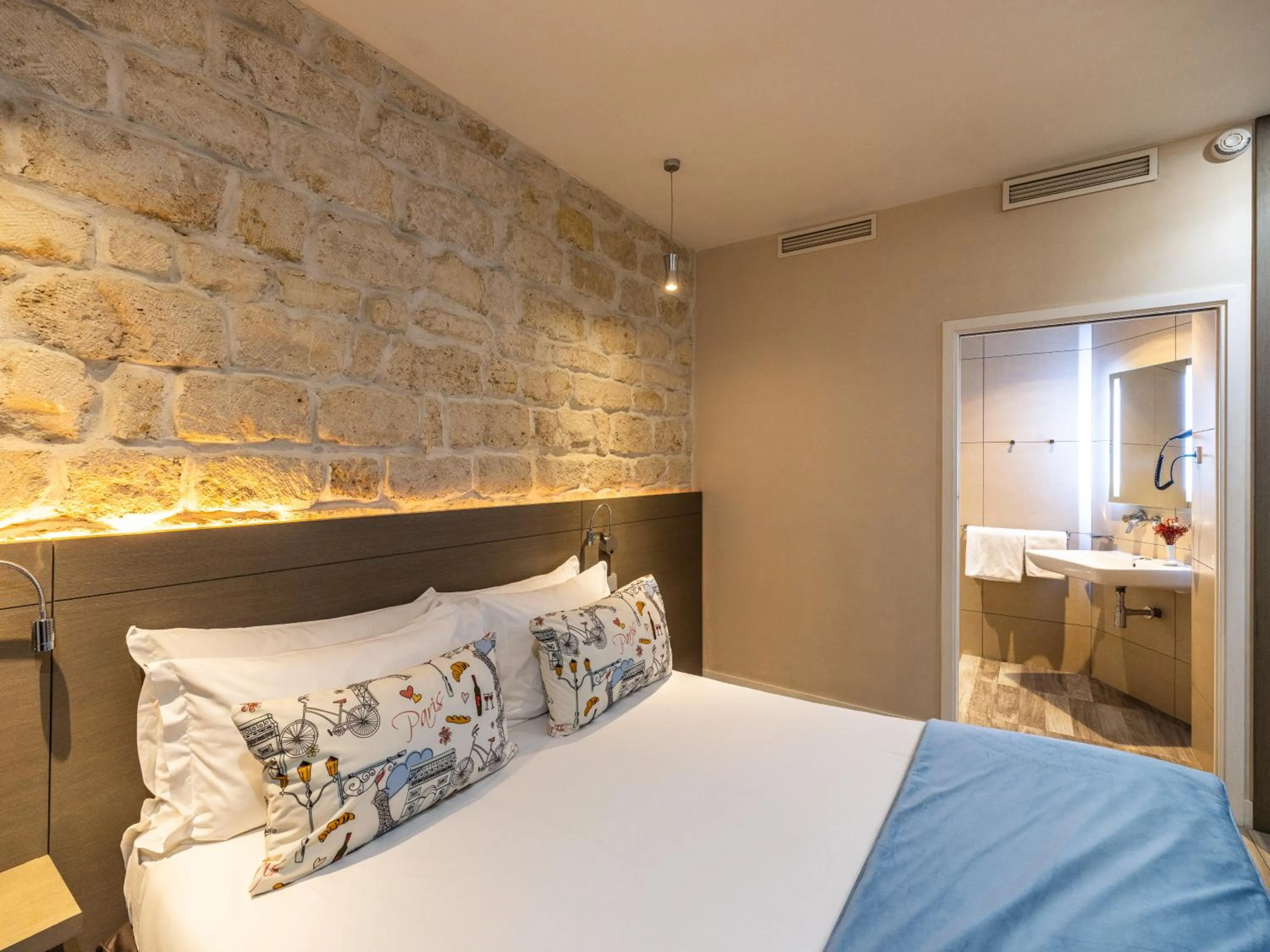 Bed in Hotel Minerve