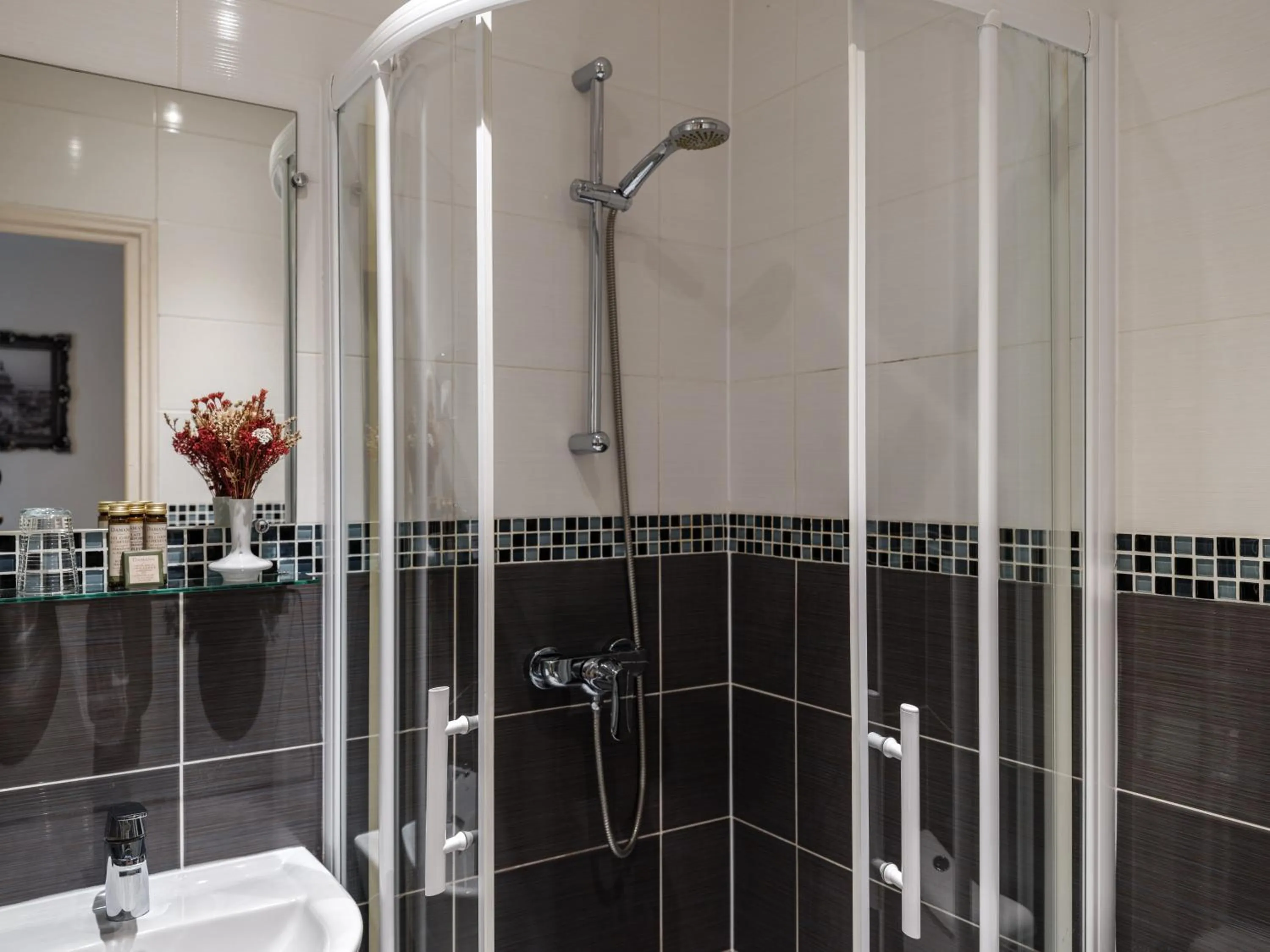 Shower in Hotel Minerve