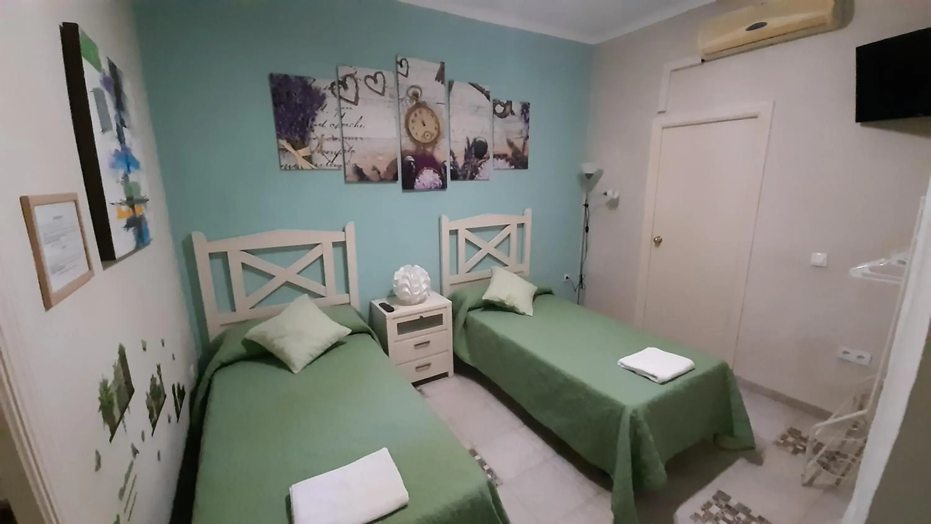 Family Room with Private Bathroom in Pension Internacional Family Room with Private Bathroom in Pension Internacional