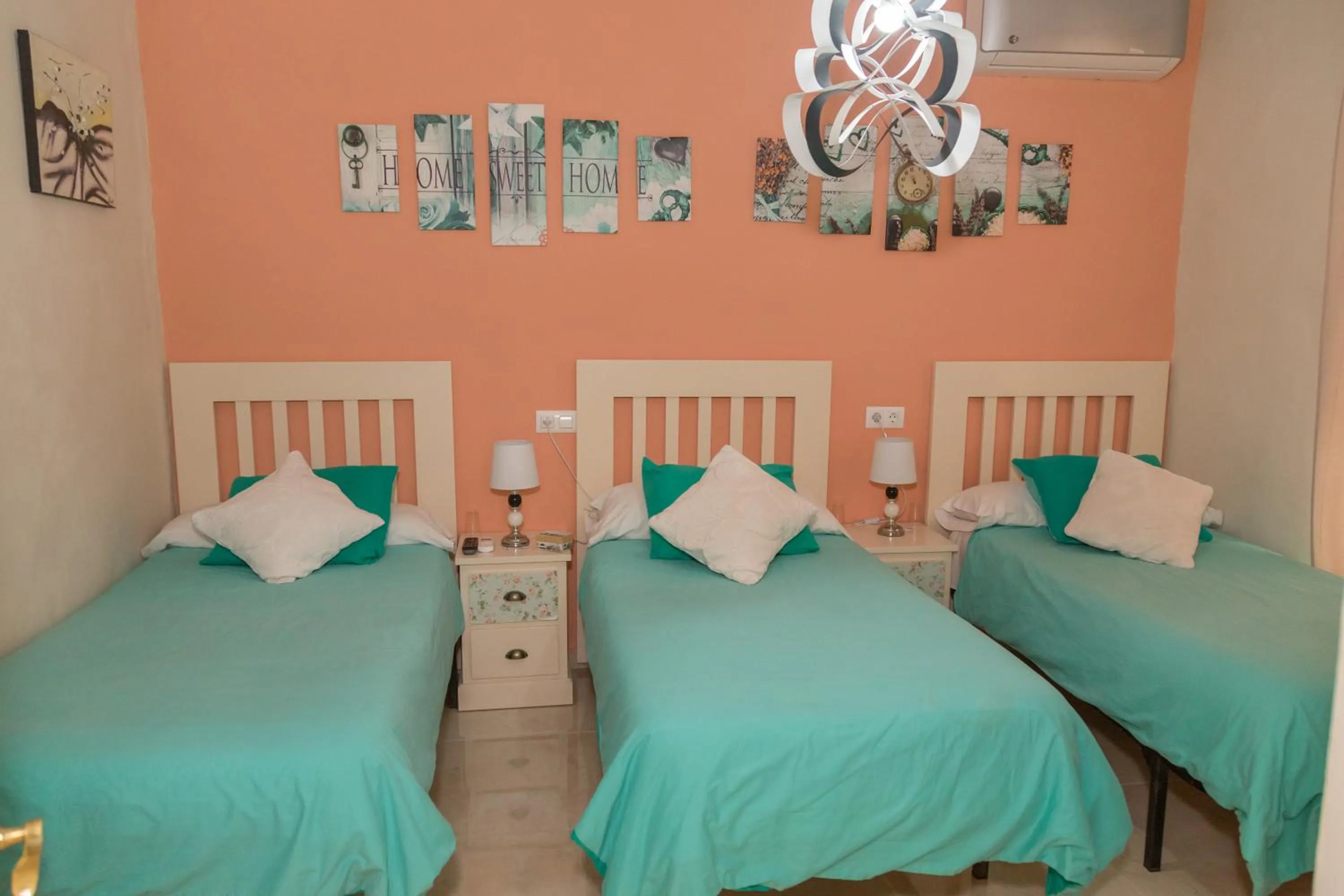 Photo of the whole room, Bed in Pension Internacional