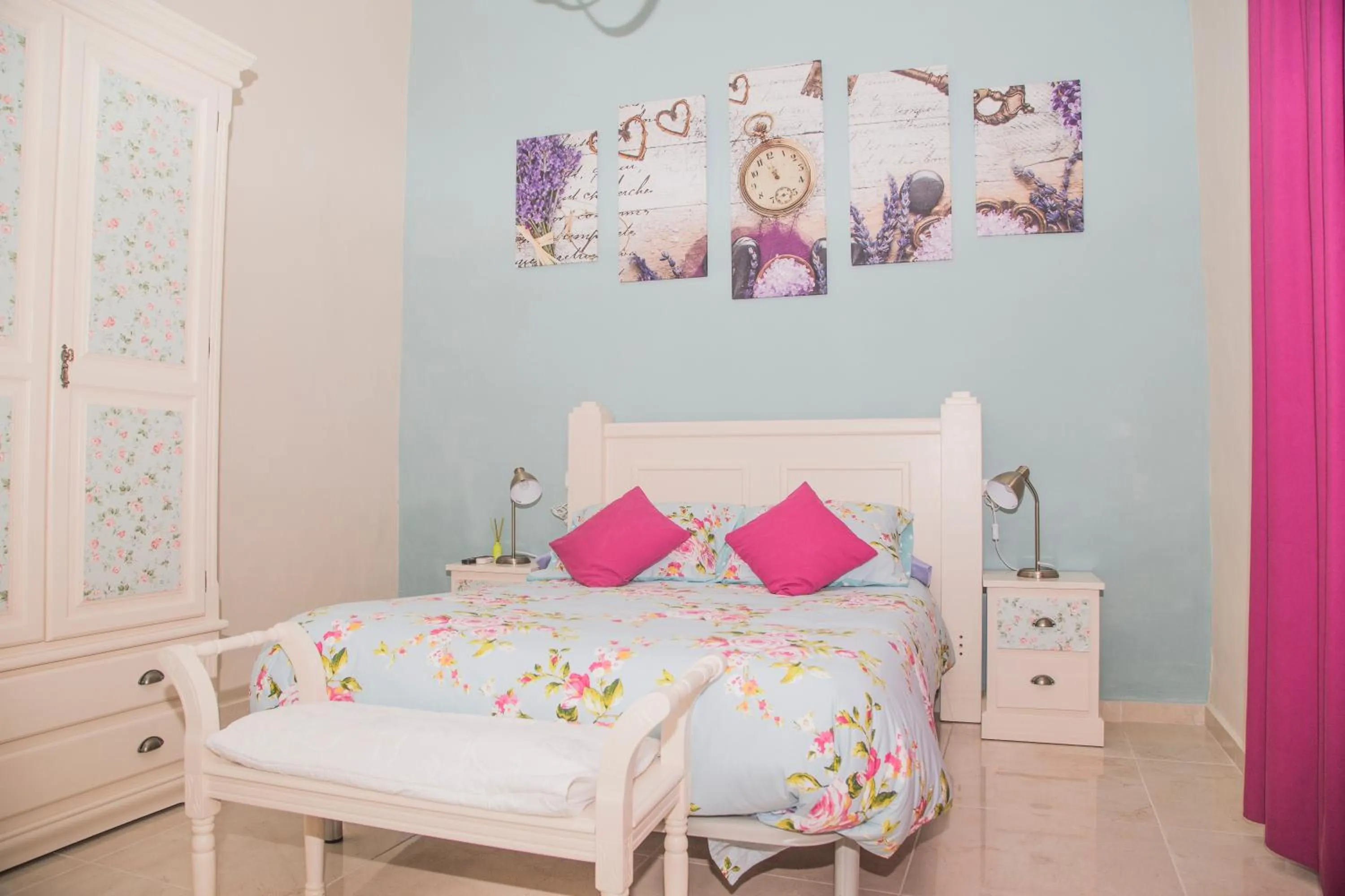 Photo of the whole room, Bed in Pension Internacional