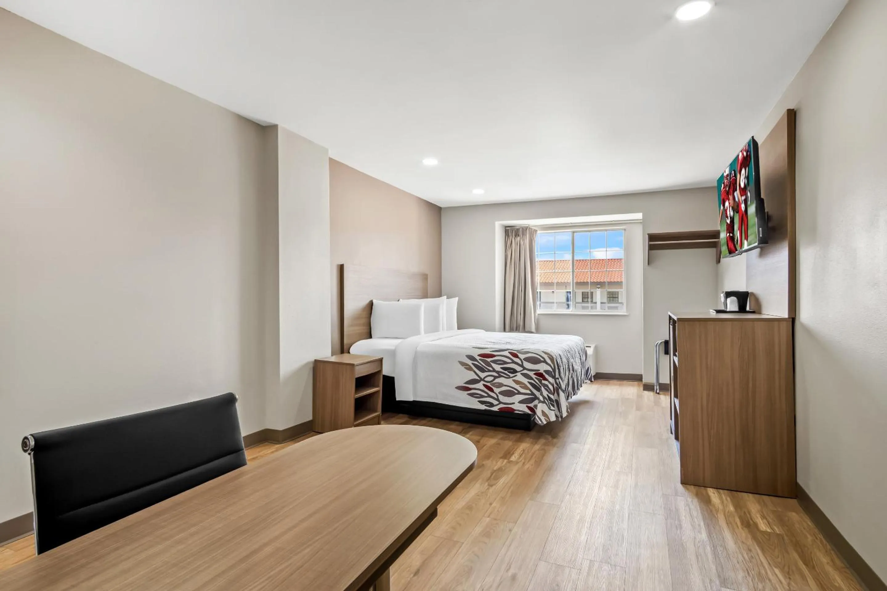 Photo of the whole room, Bed in Red Roof Inn & Suites Euless - DFW Airport Southwest