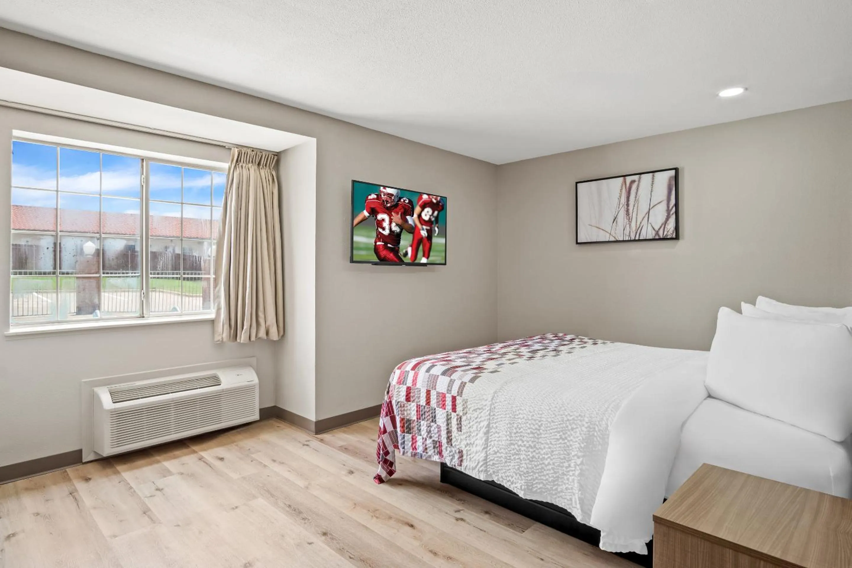 Photo of the whole room, Bed in Red Roof Inn & Suites Euless - DFW Airport Southwest