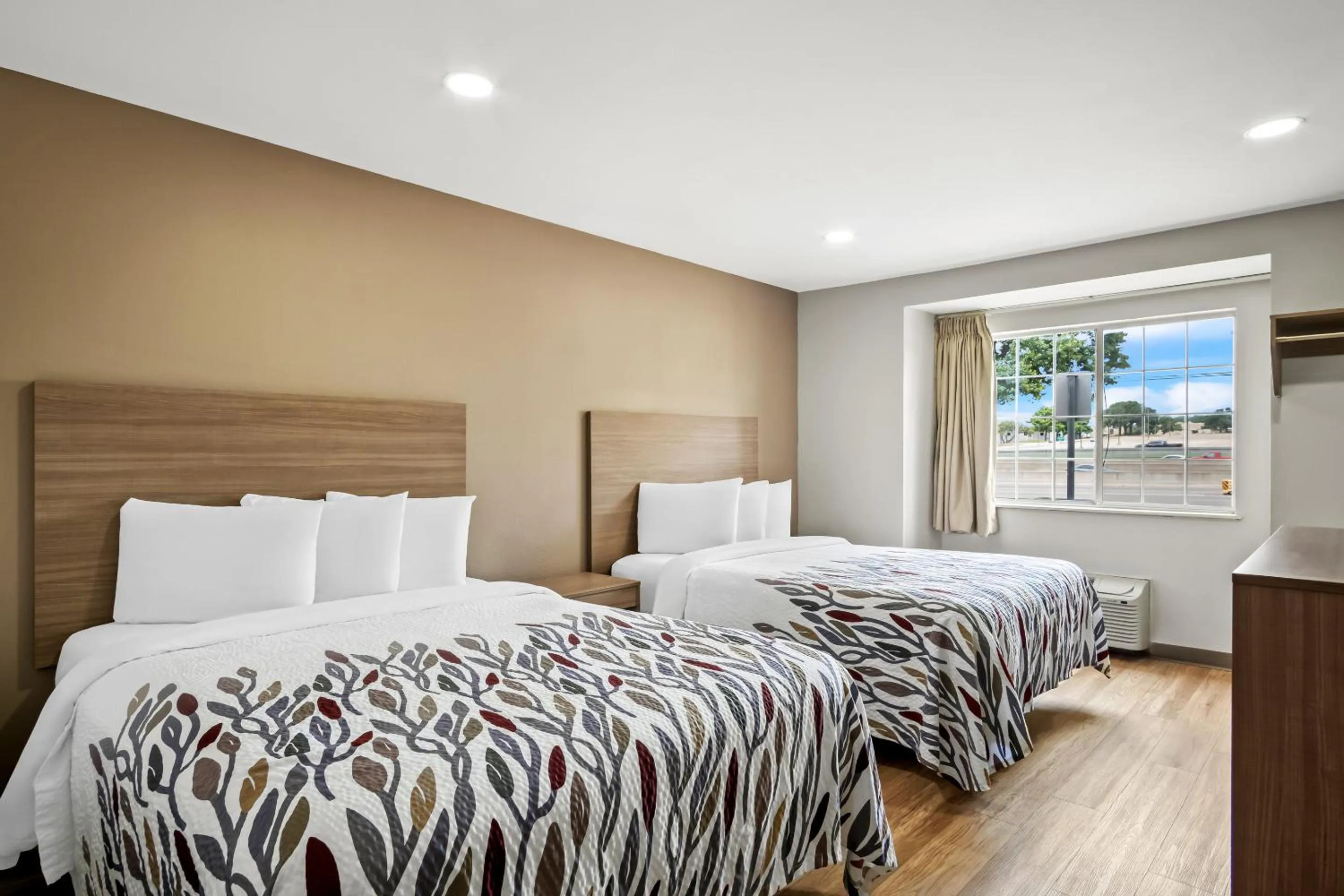 Photo of the whole room, Bed in Red Roof Inn & Suites Euless - DFW Airport Southwest