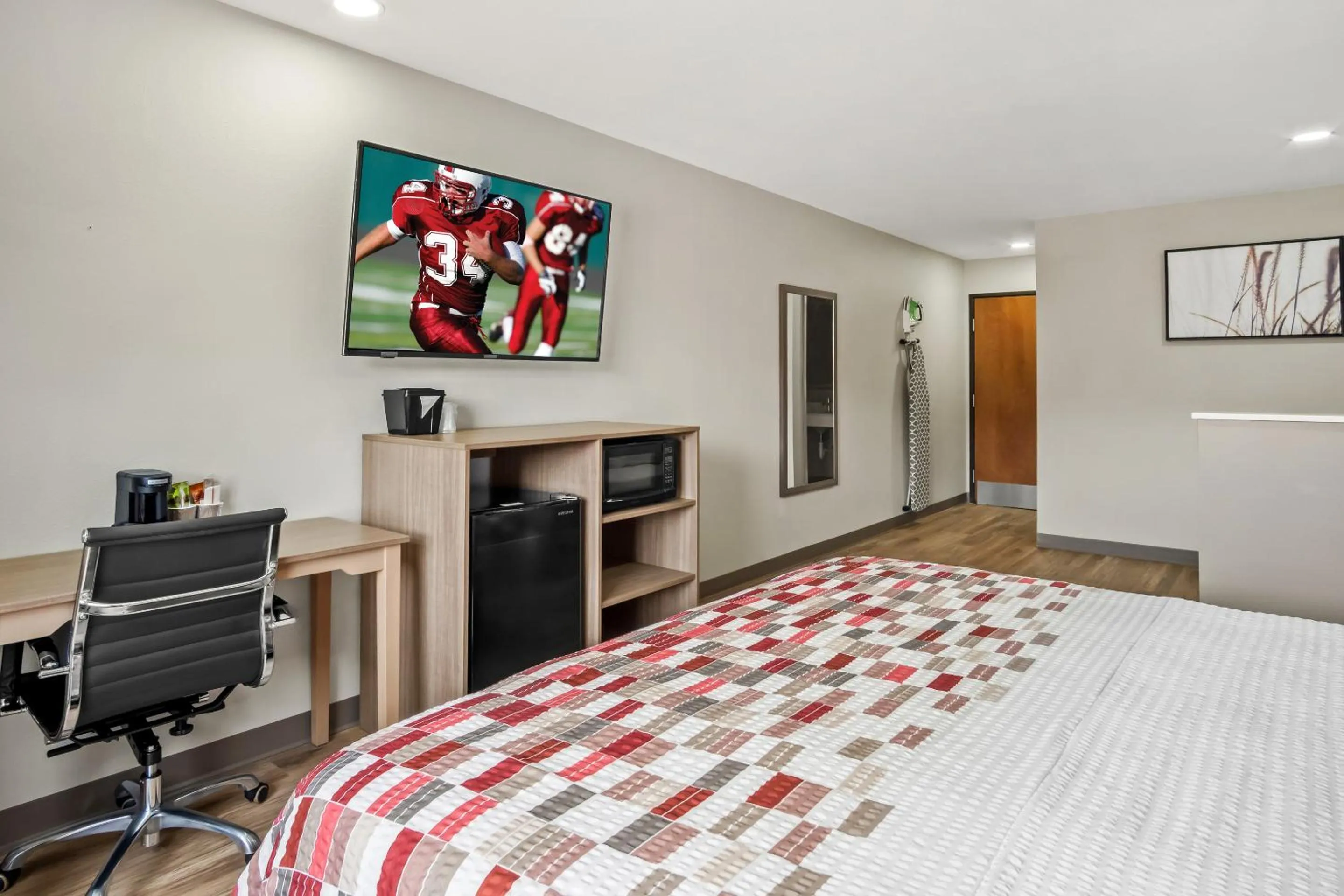 Bedroom, Bed in Red Roof Inn & Suites Euless - DFW Airport Southwest