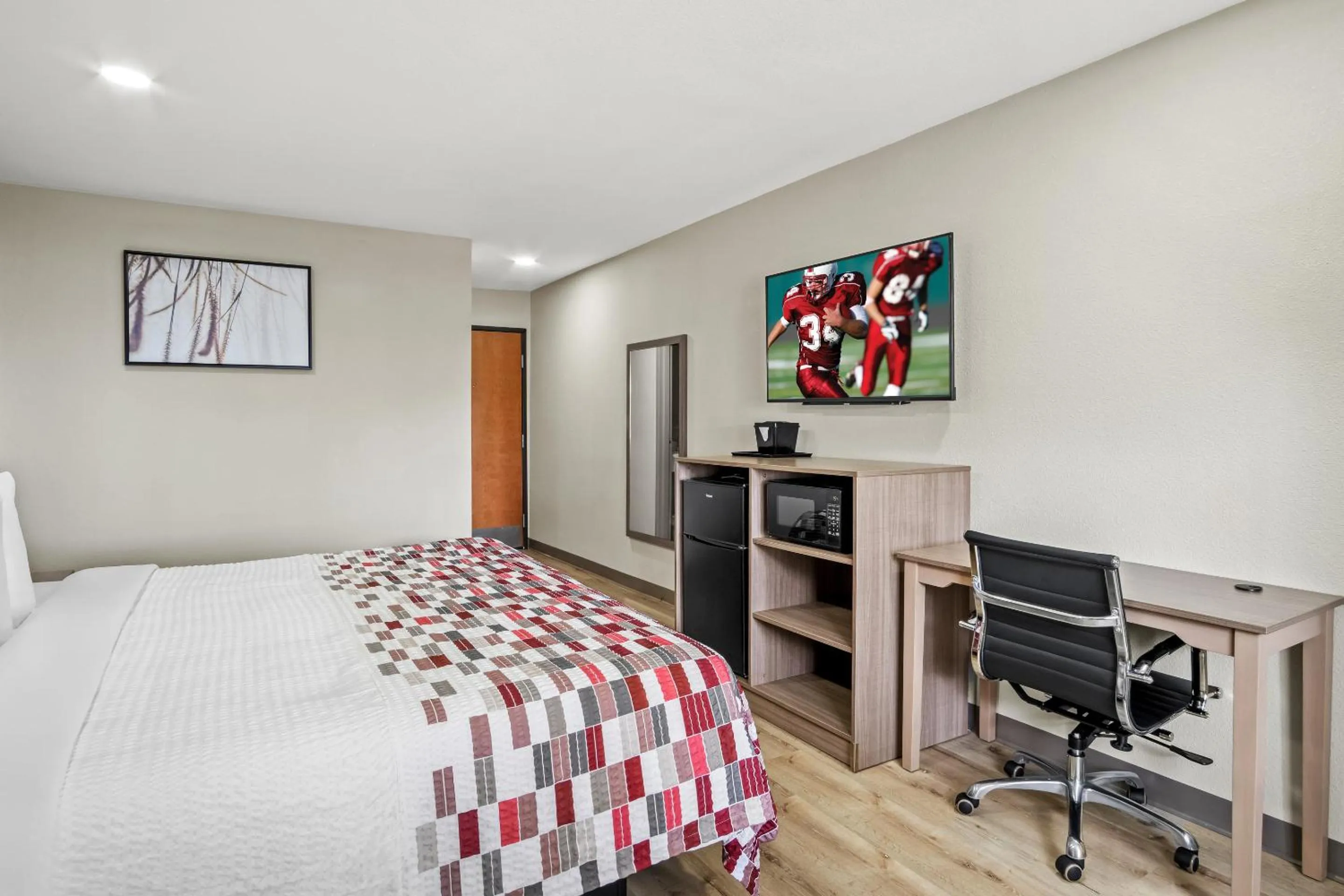 Photo of the whole room, Bed in Red Roof Inn & Suites Euless - DFW Airport Southwest