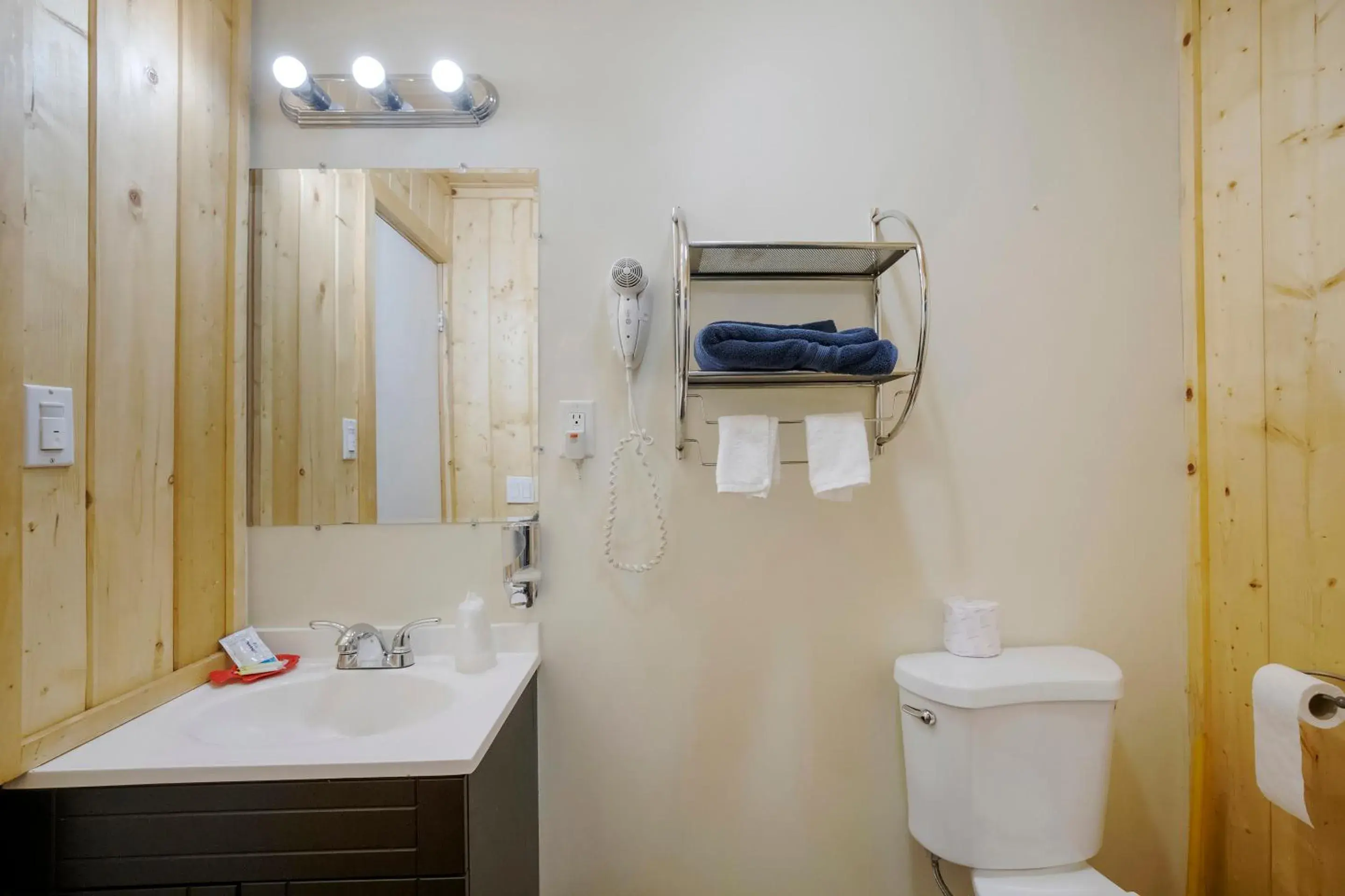 Bathroom in Sleepy Hollow Cabins & Hotel