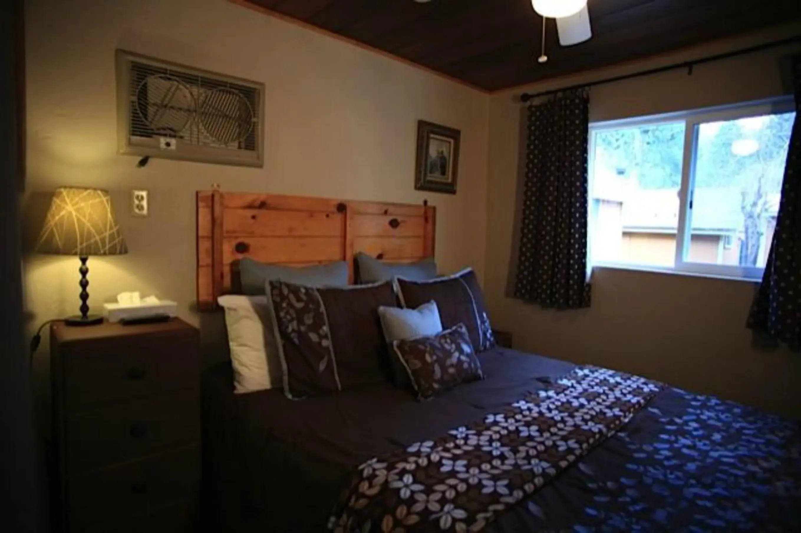 Bedroom, Bed in Sleepy Hollow Cabins & Hotel
