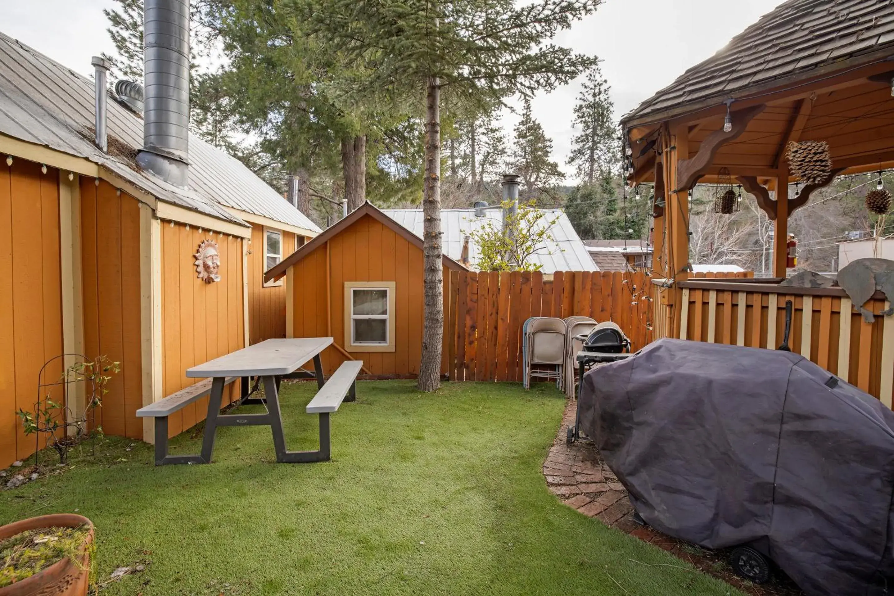 Patio, Property Building in Sleepy Hollow Cabins & Hotel