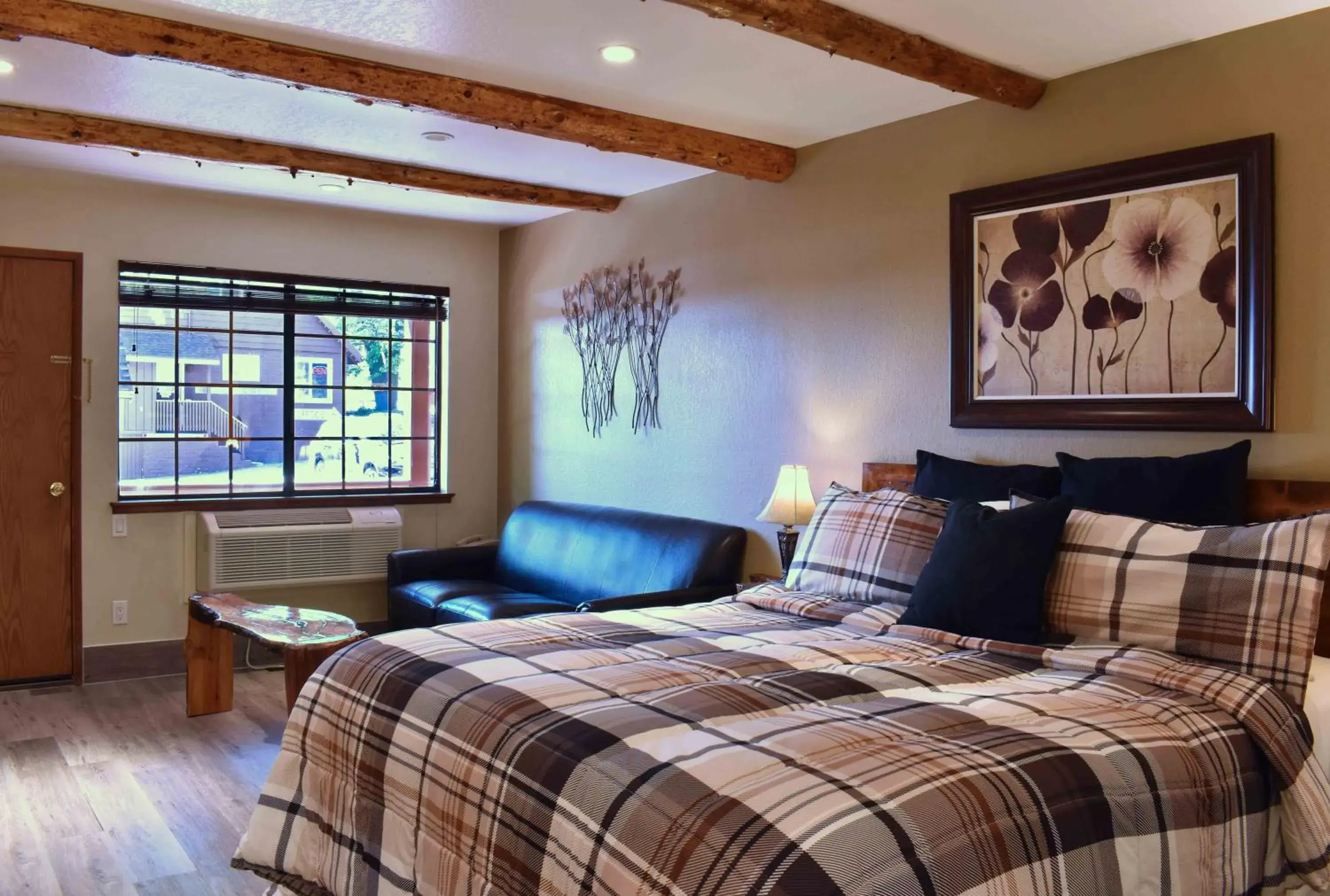 Photo of the whole room, Bed in Sleepy Hollow Cabins & Hotel