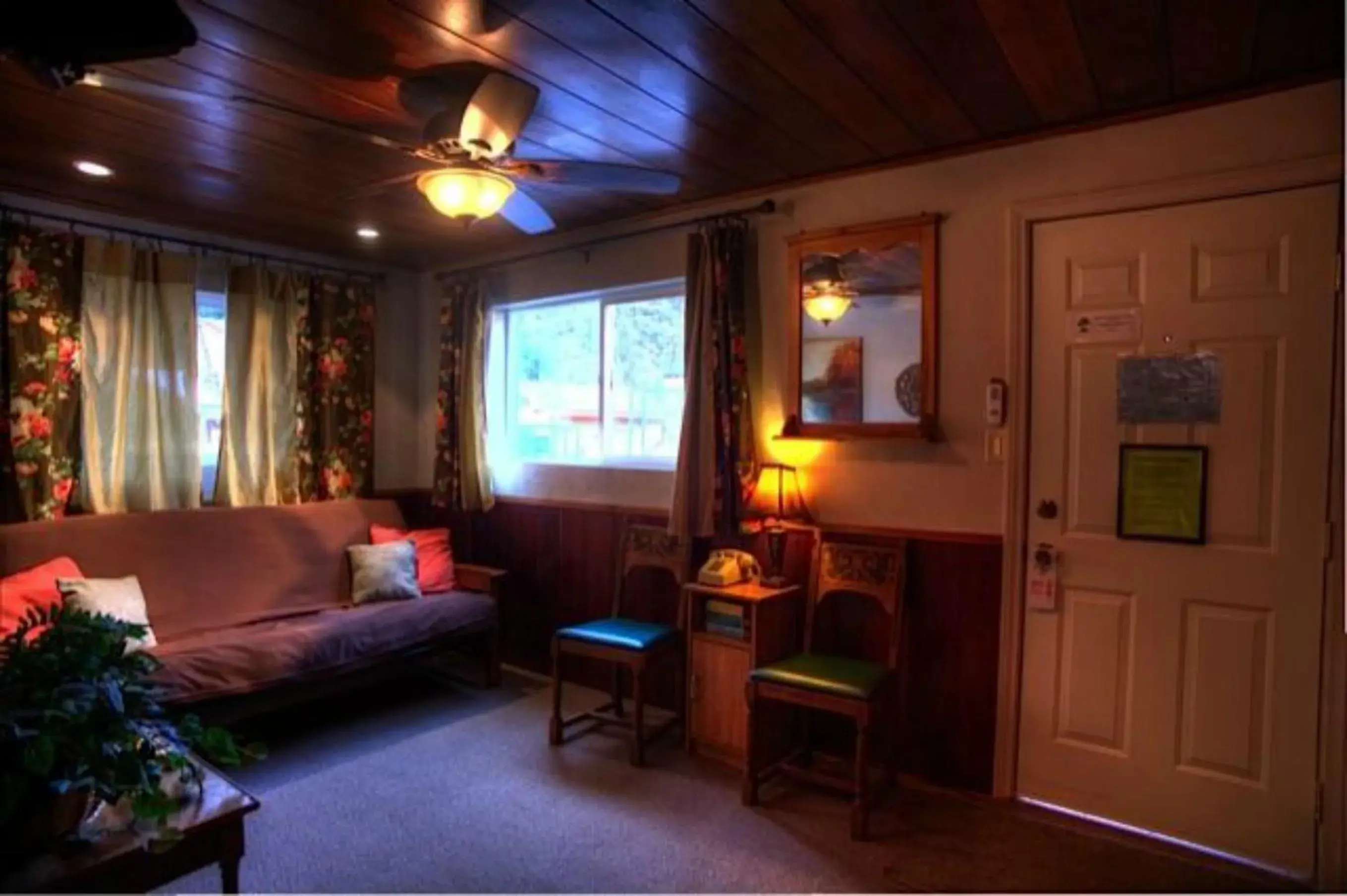 Living room, Seating Area in Sleepy Hollow Cabins & Hotel