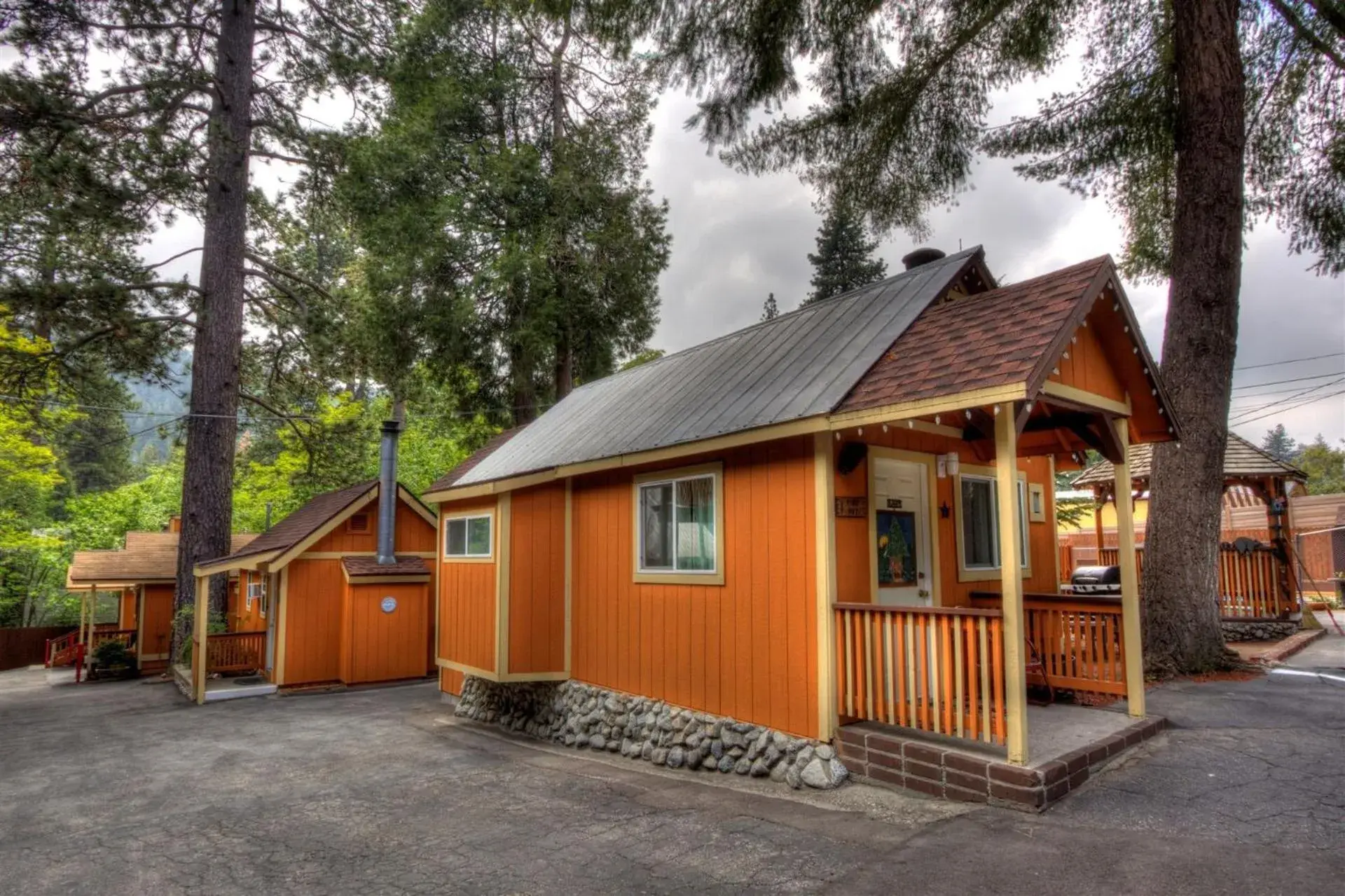 Property Building in Sleepy Hollow Cabins & Hotel