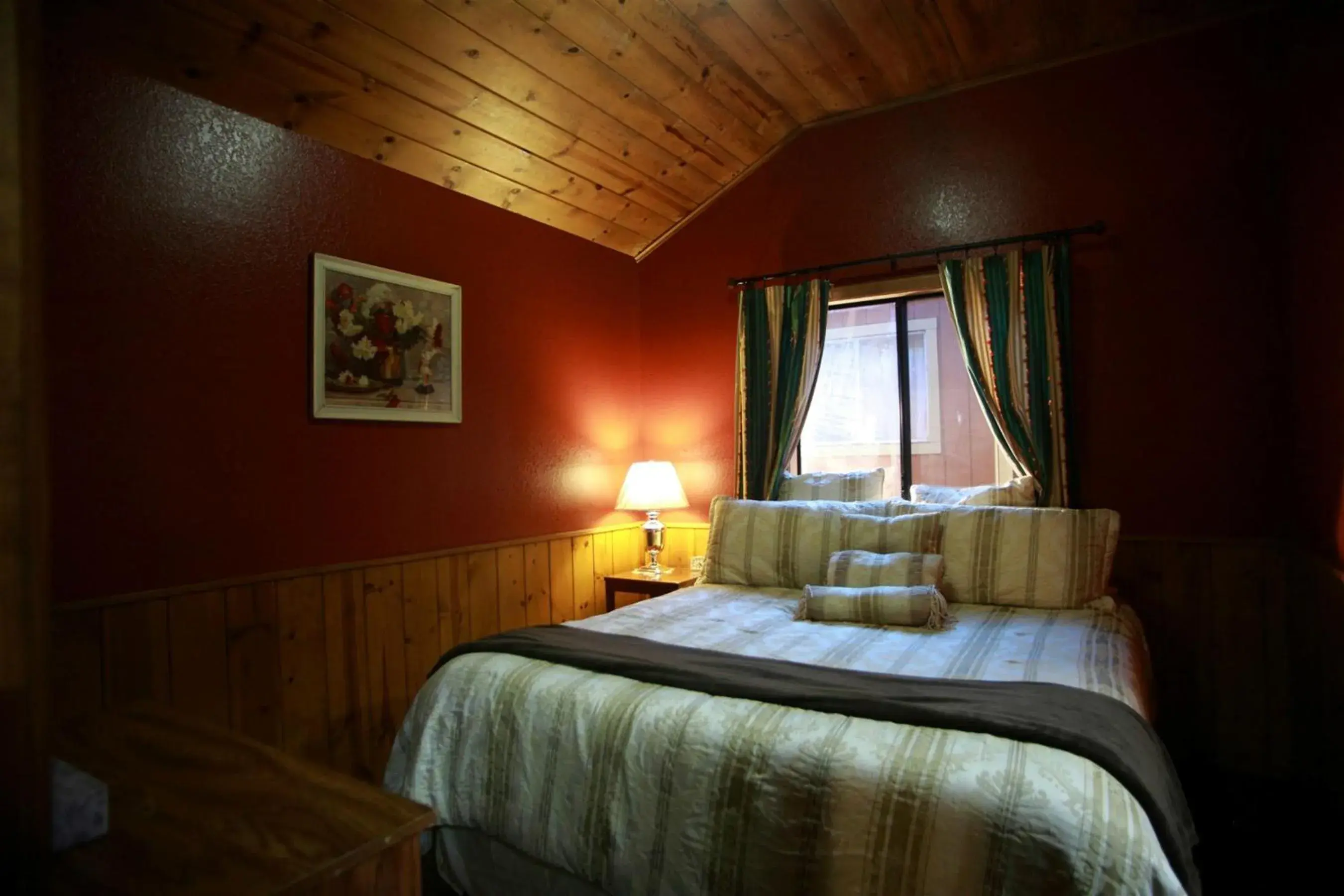 Patio, Bed in Sleepy Hollow Cabins & Hotel