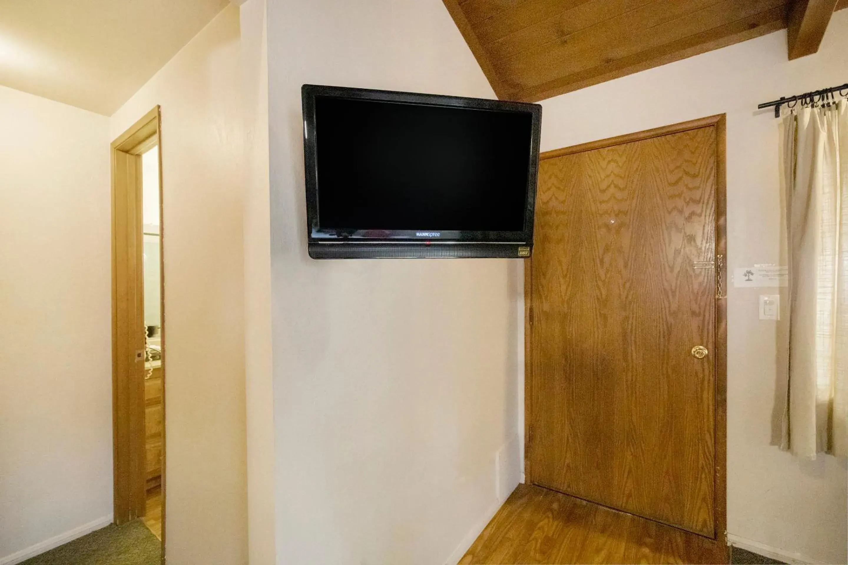 TV and multimedia, TV/Entertainment Center in Sleepy Hollow Cabins & Hotel