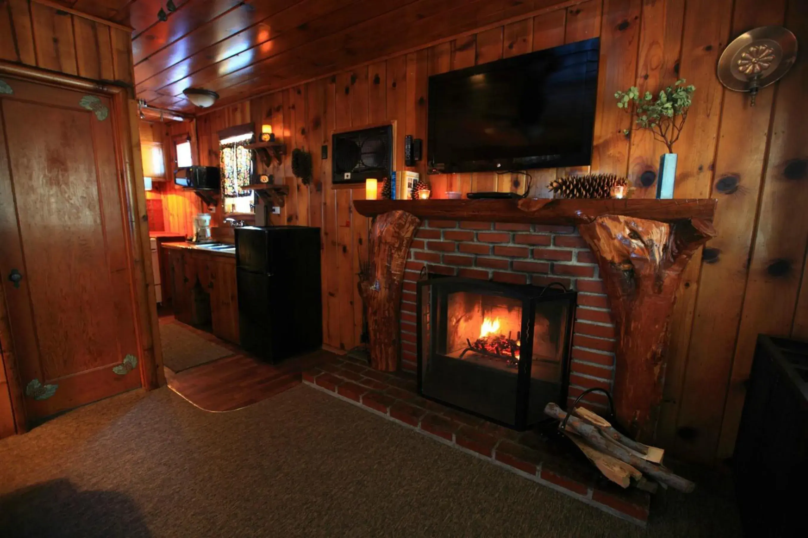 TV and multimedia, TV/Entertainment Center in Sleepy Hollow Cabins & Hotel