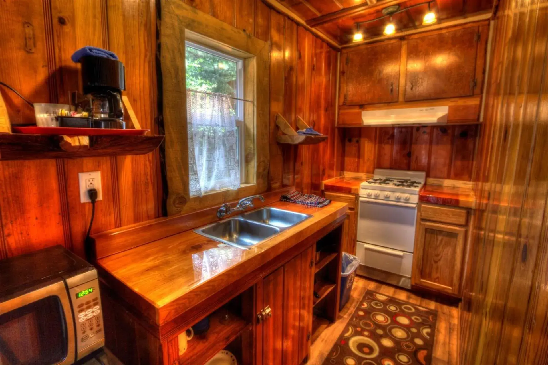 Kitchen or kitchenette, Kitchen/Kitchenette in Sleepy Hollow Cabins & Hotel