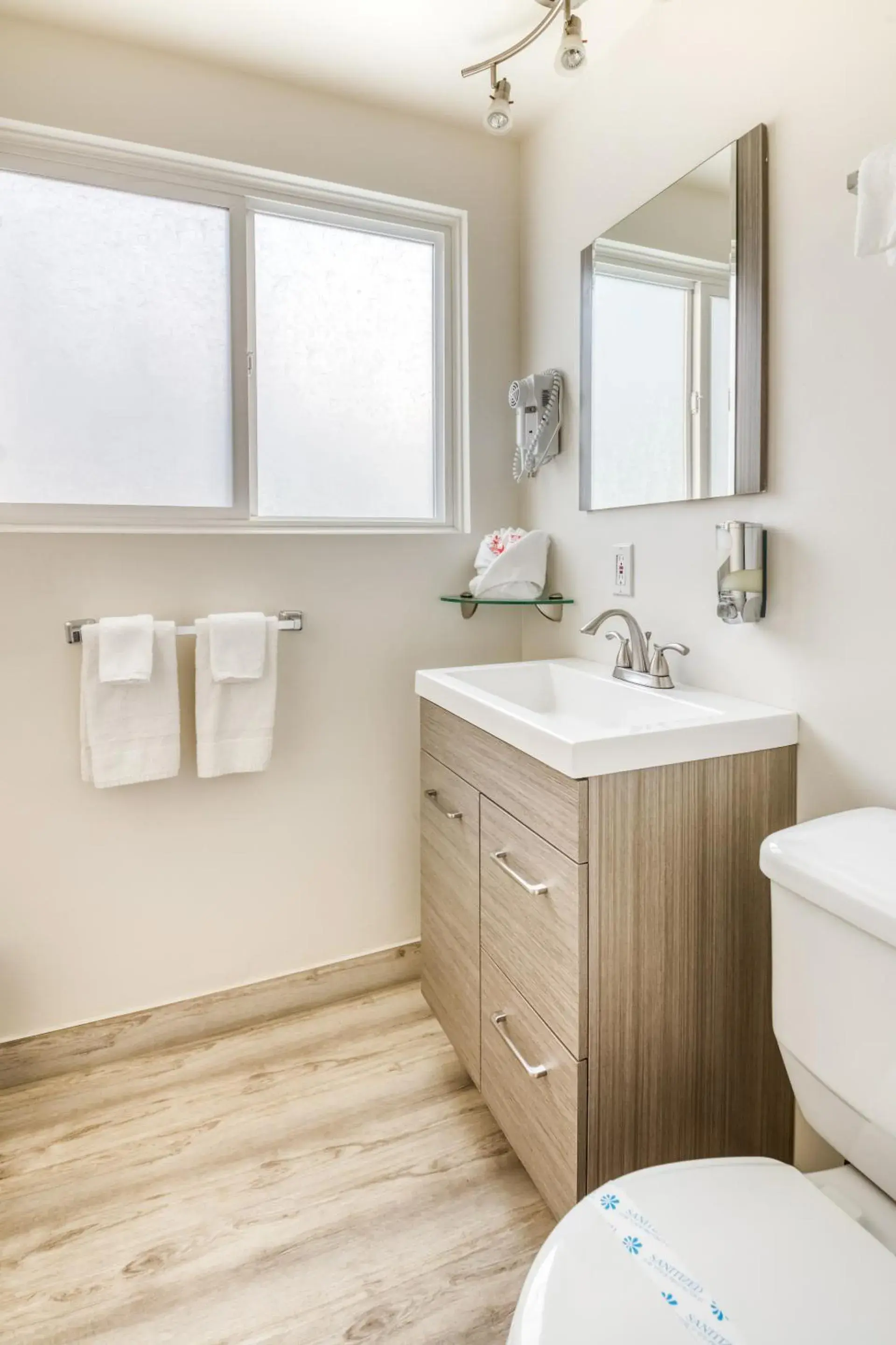 Bathroom in Sleepy Hollow Cabins & Hotel