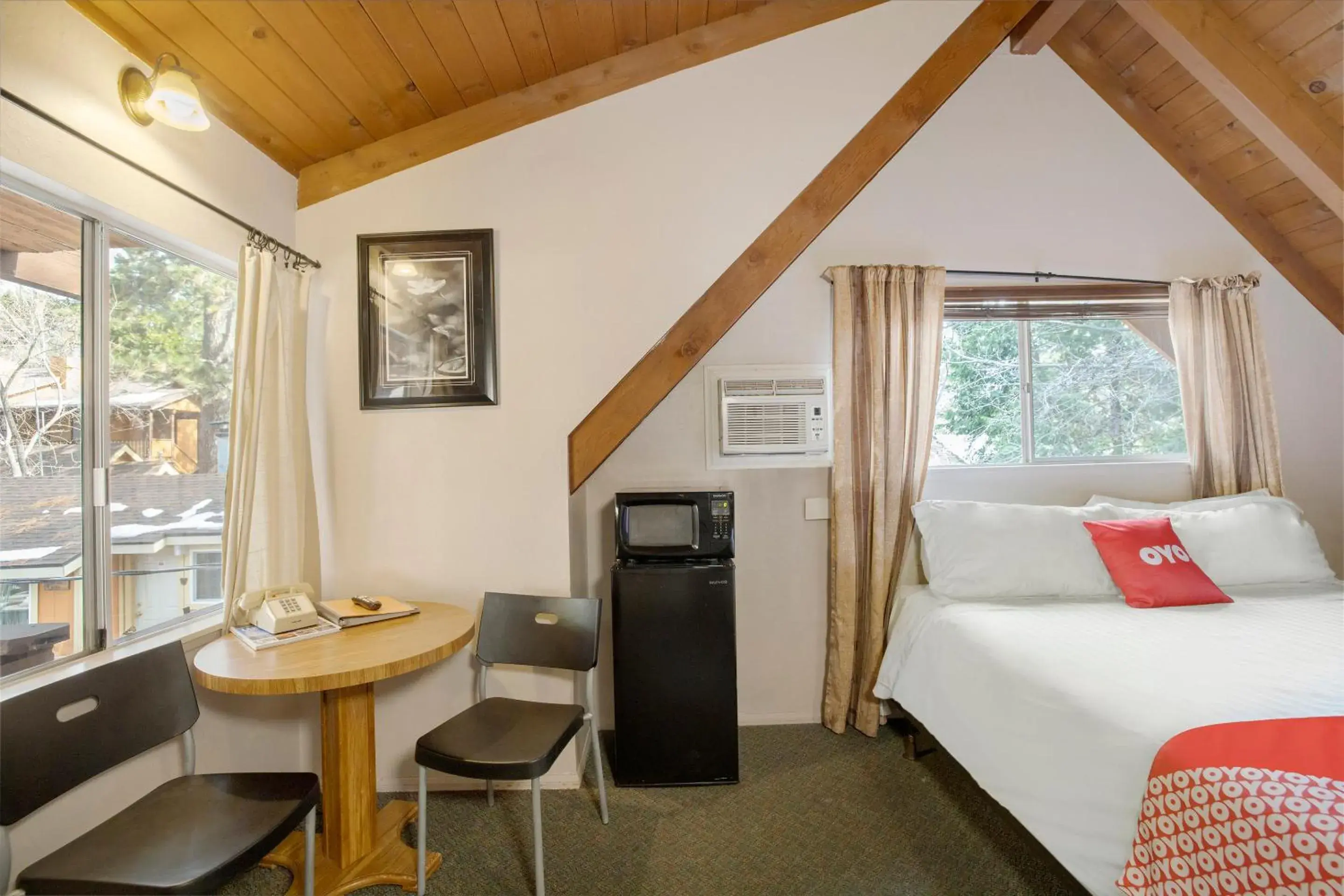 Bedroom in Sleepy Hollow Cabins & Hotel