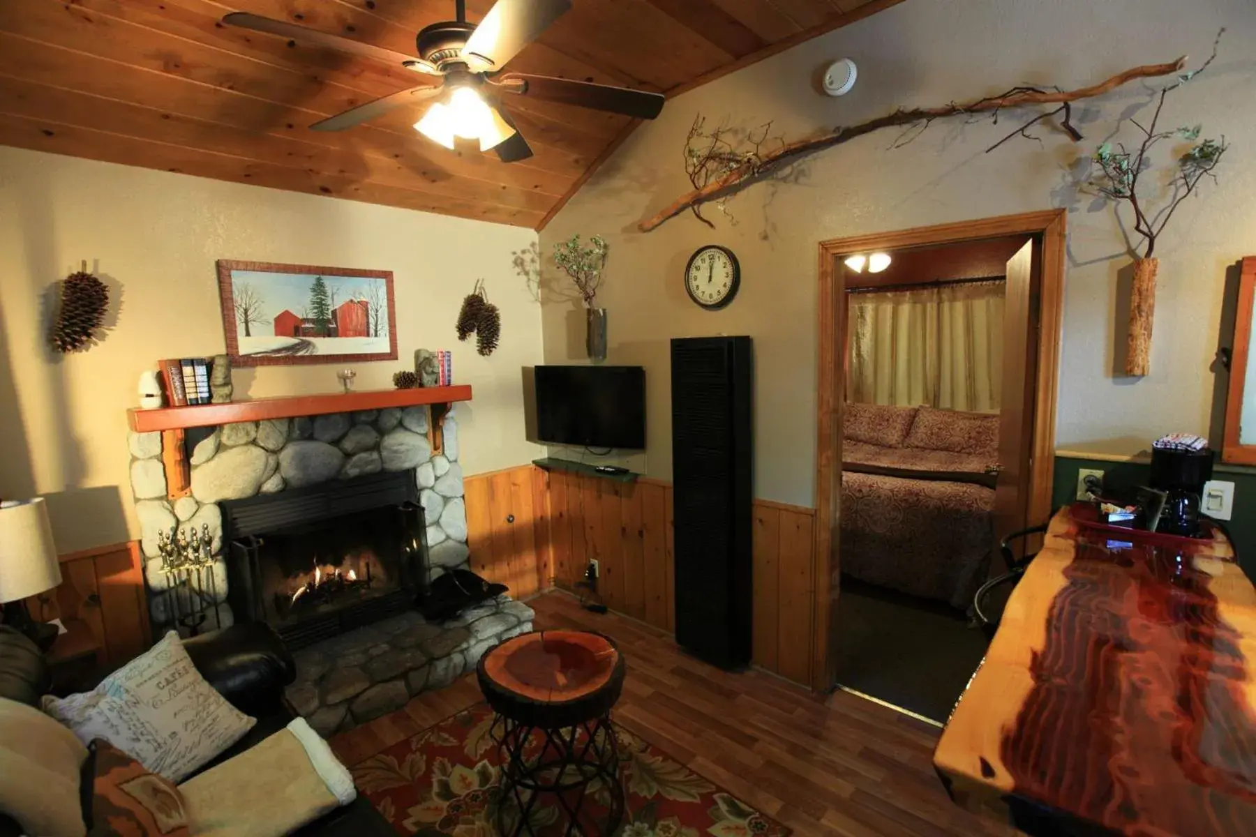 Living room in Sleepy Hollow Cabins & Hotel
